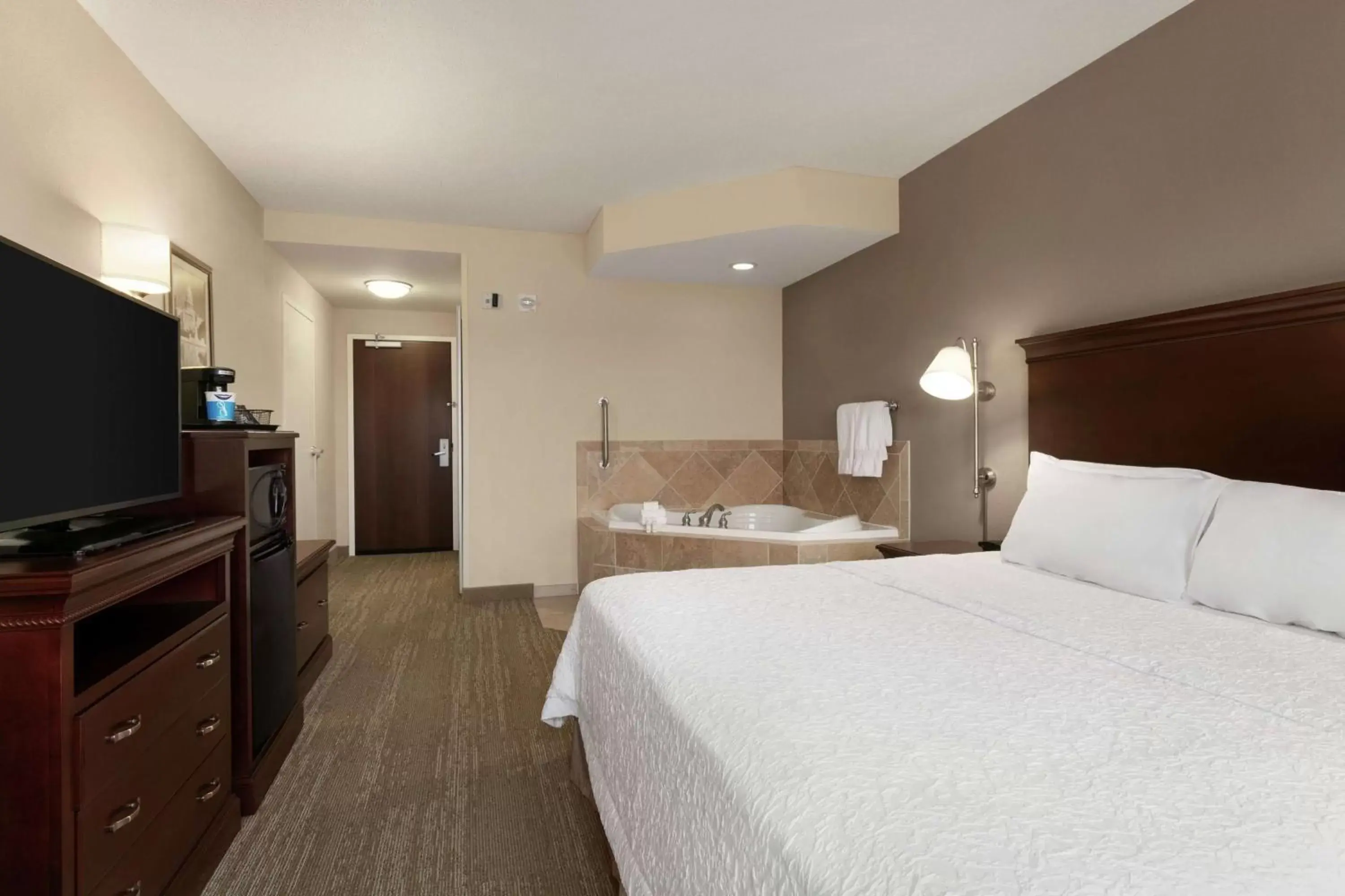 Bathroom, Bed in Hampton Inn & Suites Washington-Dulles International Airport