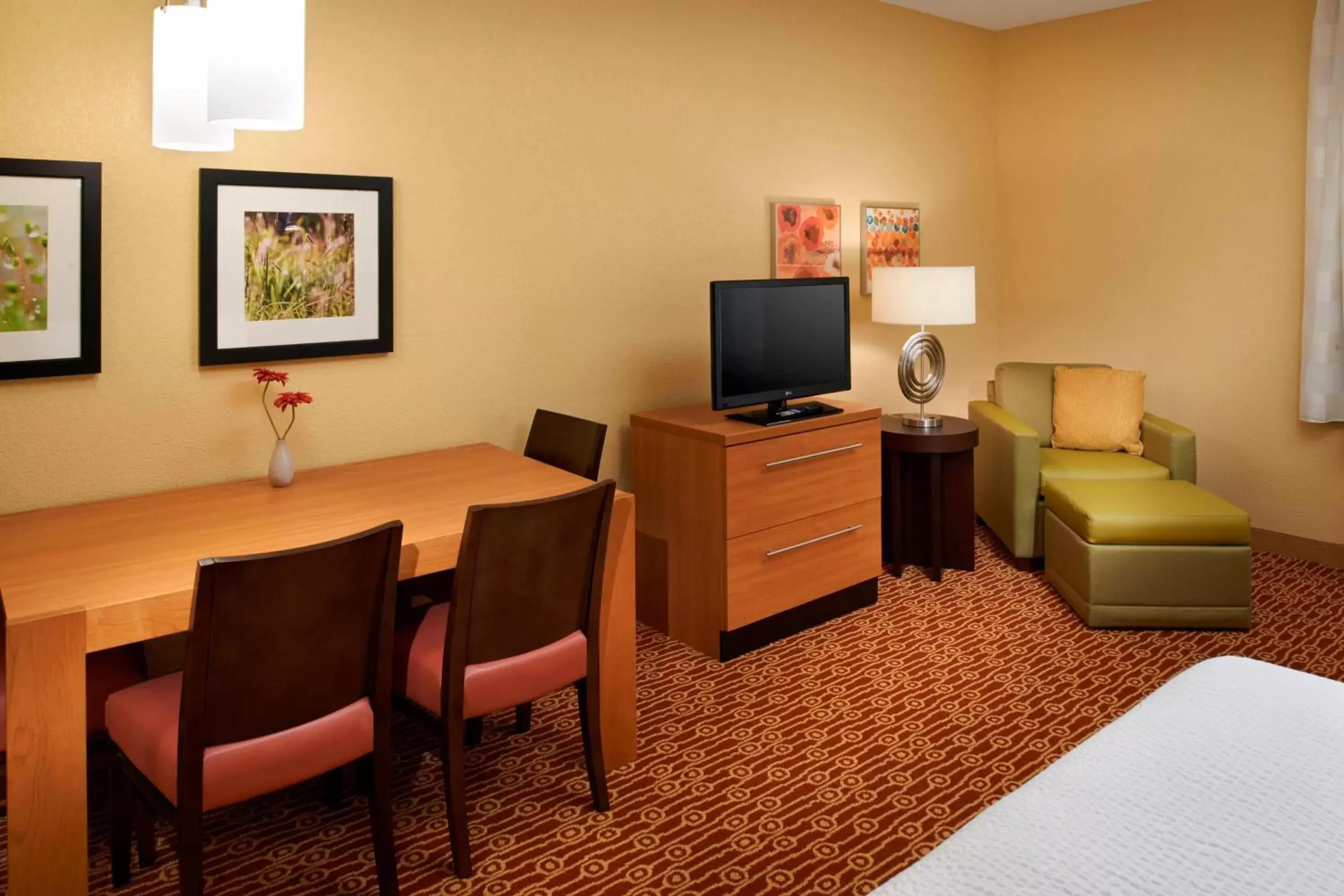 Living room, TV/Entertainment Center in TownePlace Suites by Marriott Saginaw