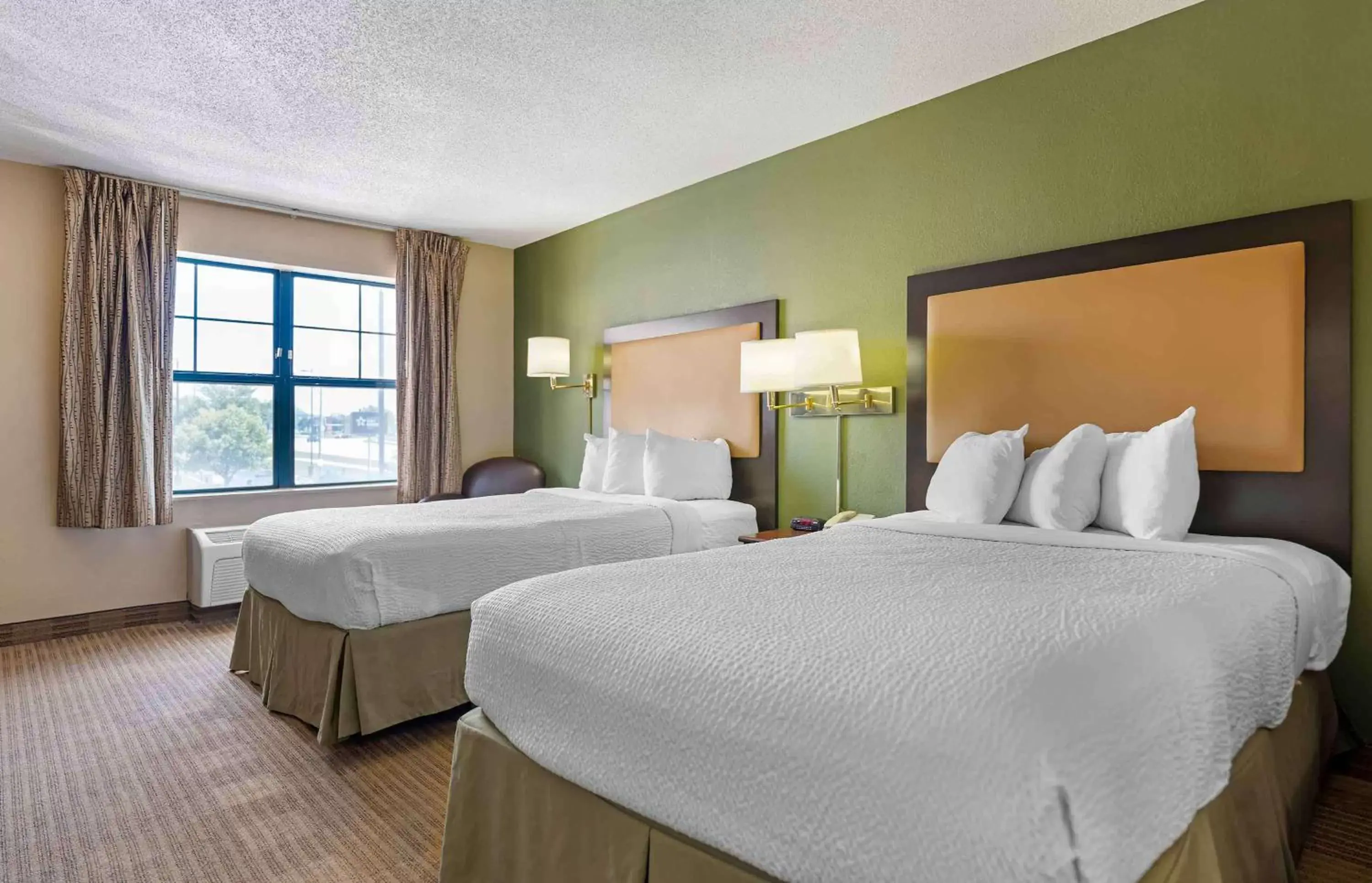 Bedroom, Bed in Extended Stay America Suites - Chicago - Hanover Park