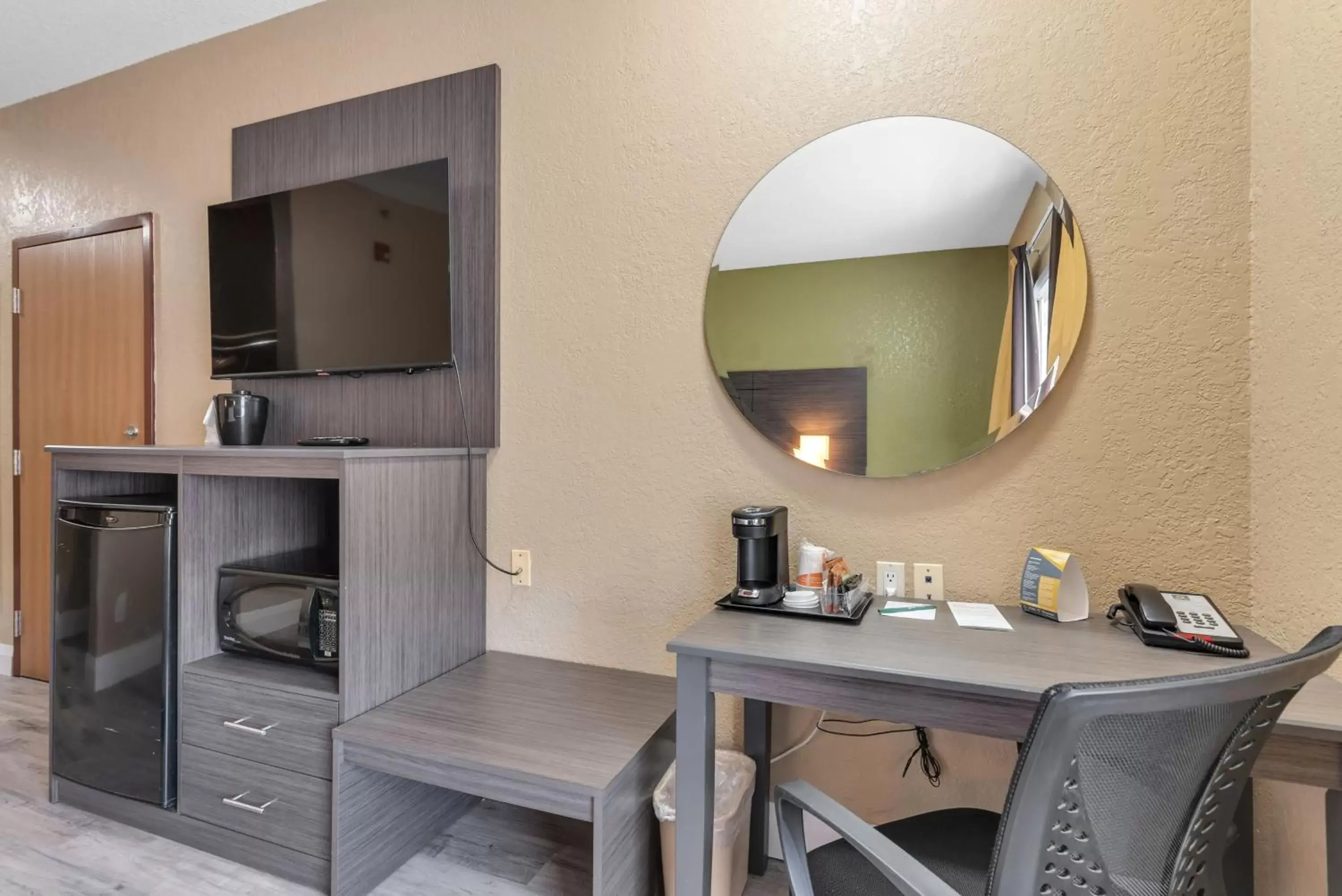 TV/Entertainment Center in Quality Inn & Suites