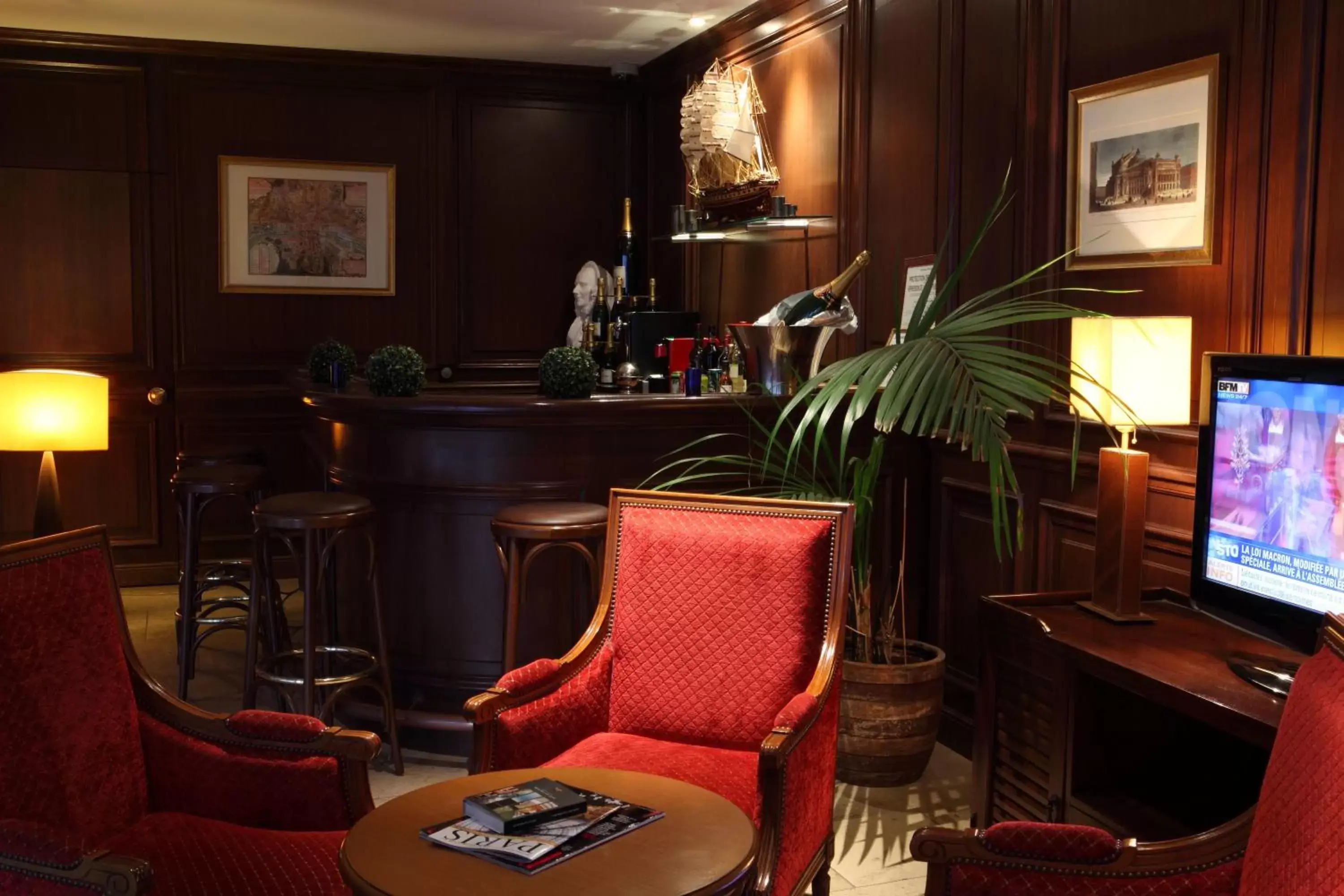 Lounge or bar, Lobby/Reception in Amiral Hôtel