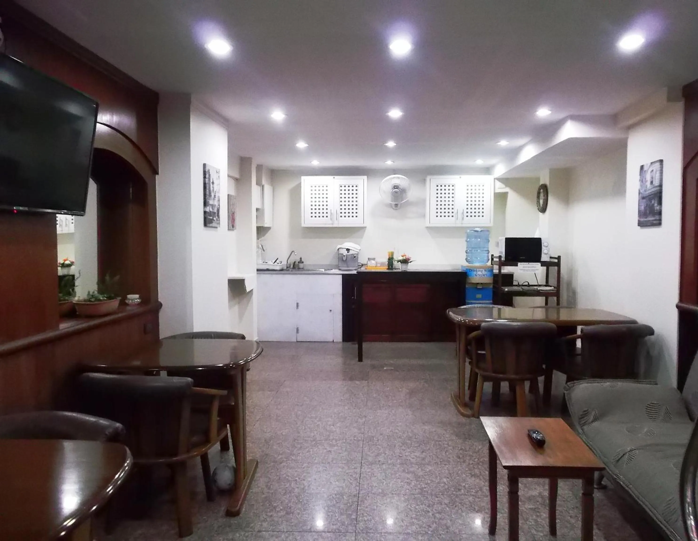 Communal lounge/ TV room in Chaiyapoon Inn