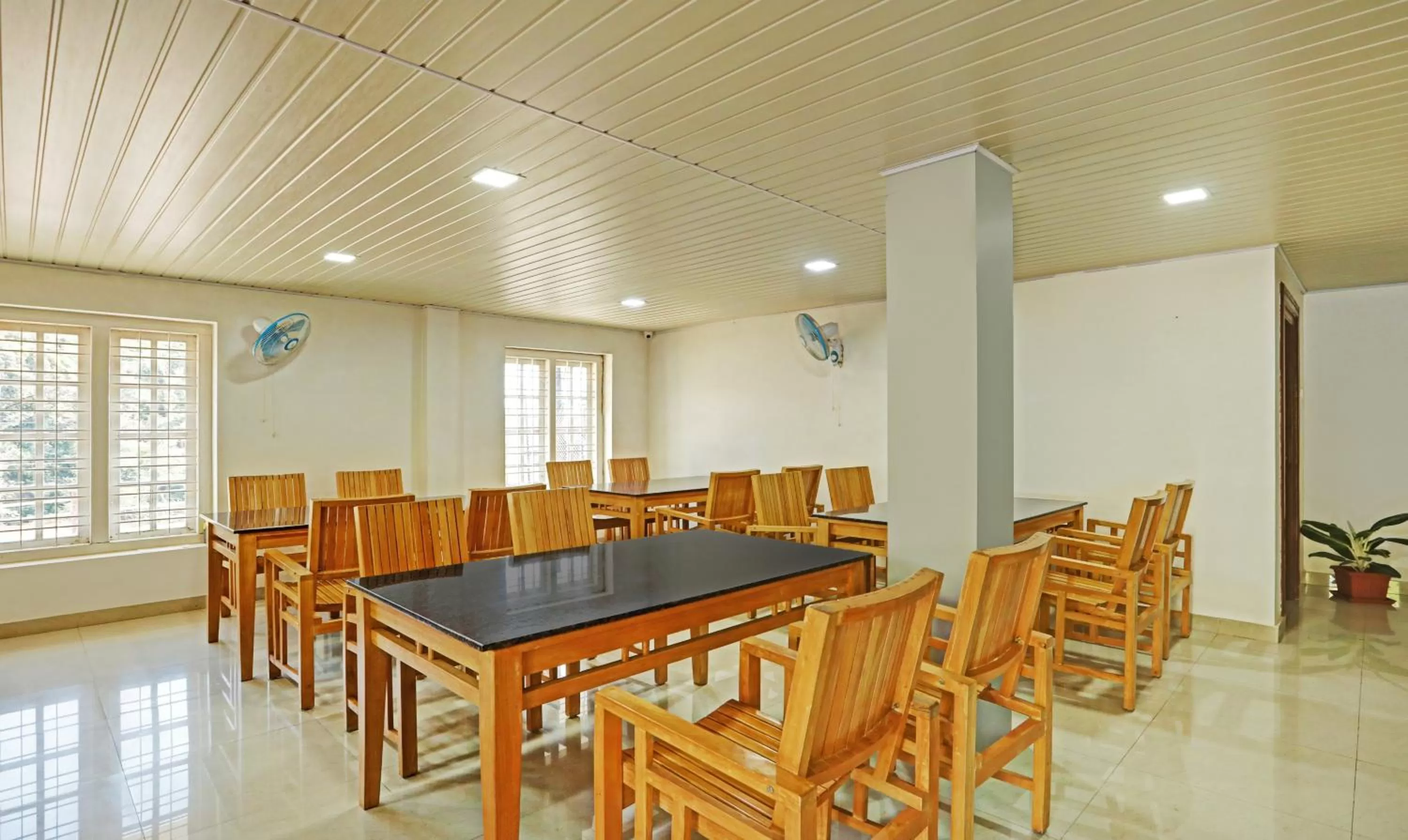 Restaurant/places to eat in Treebo Trend Yajna Comforts