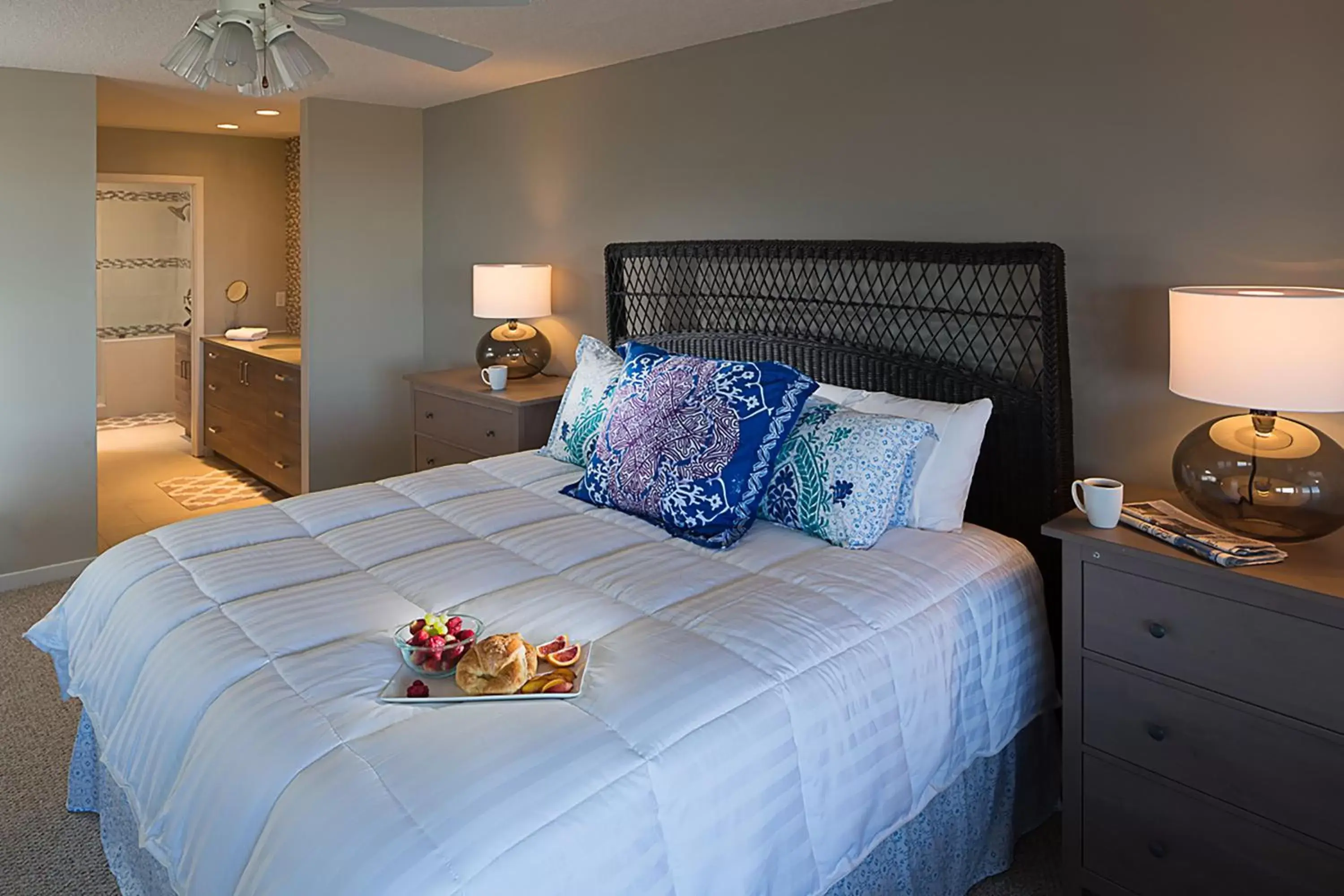 Bedroom, Bed in Hibiscus Oceanfront Resort
