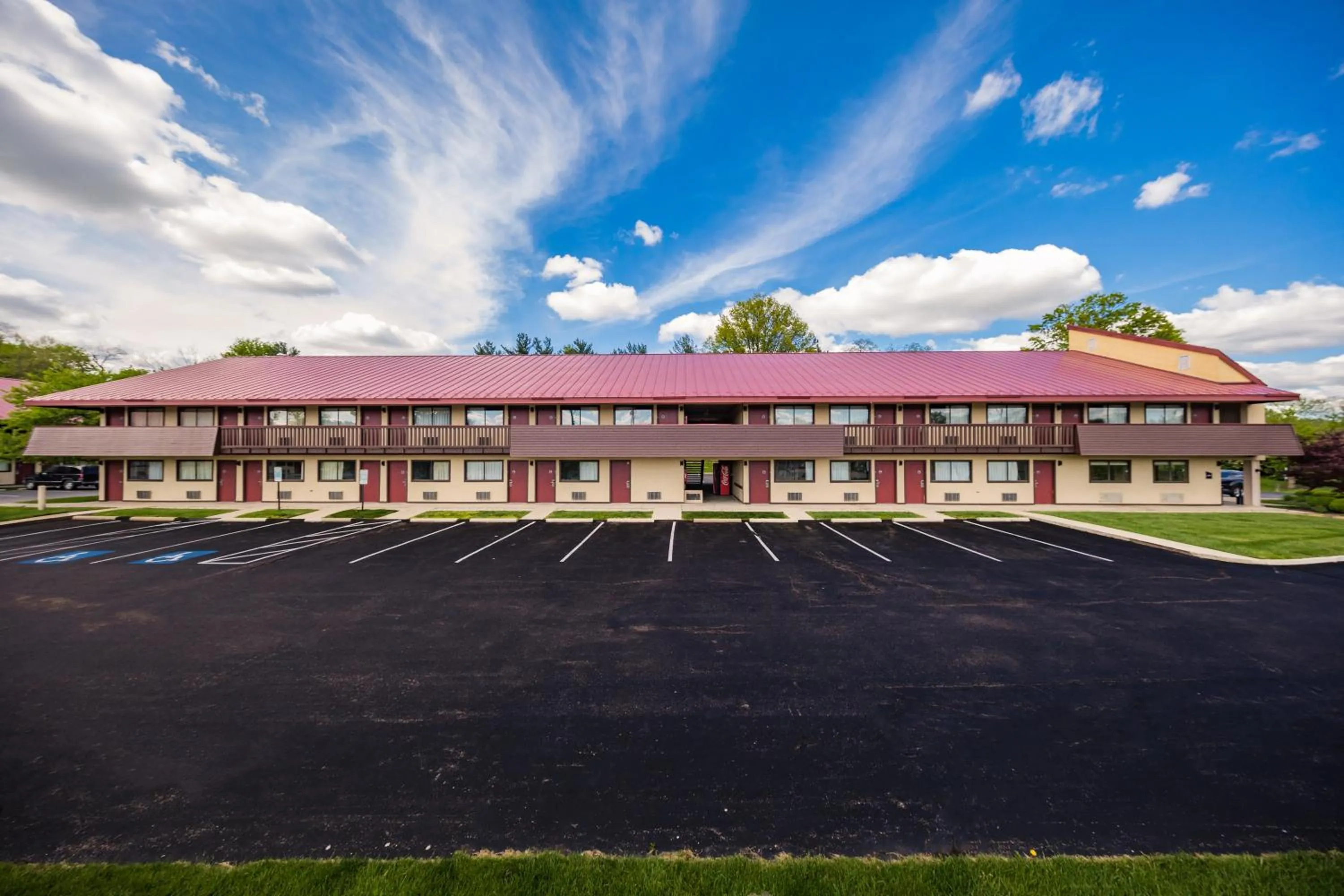 Property building in Red Roof Inn Cincinnati Northeast - Blue Ash