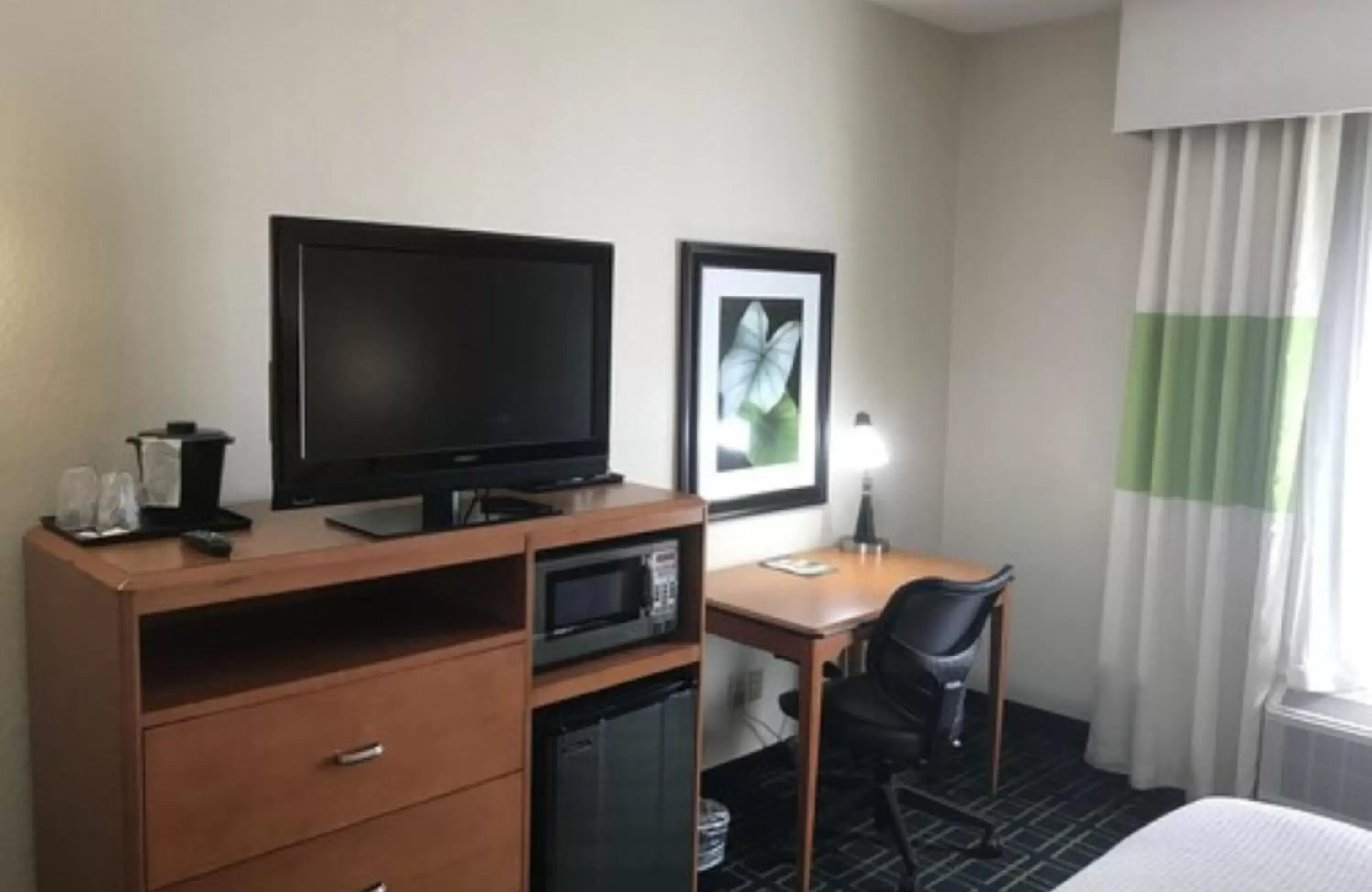 Bedroom, TV/Entertainment Center in Best Western Louisville South - Shepherdsville