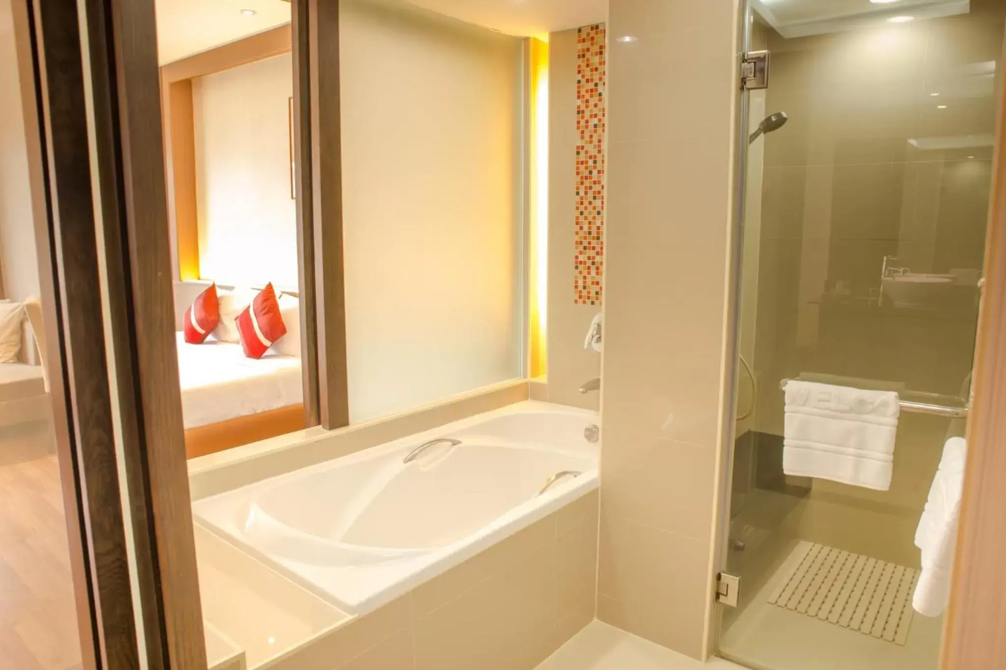 Shower, Bathroom in Chiangmai Grandview Hotel & Convention Center - SHA Extra Plus