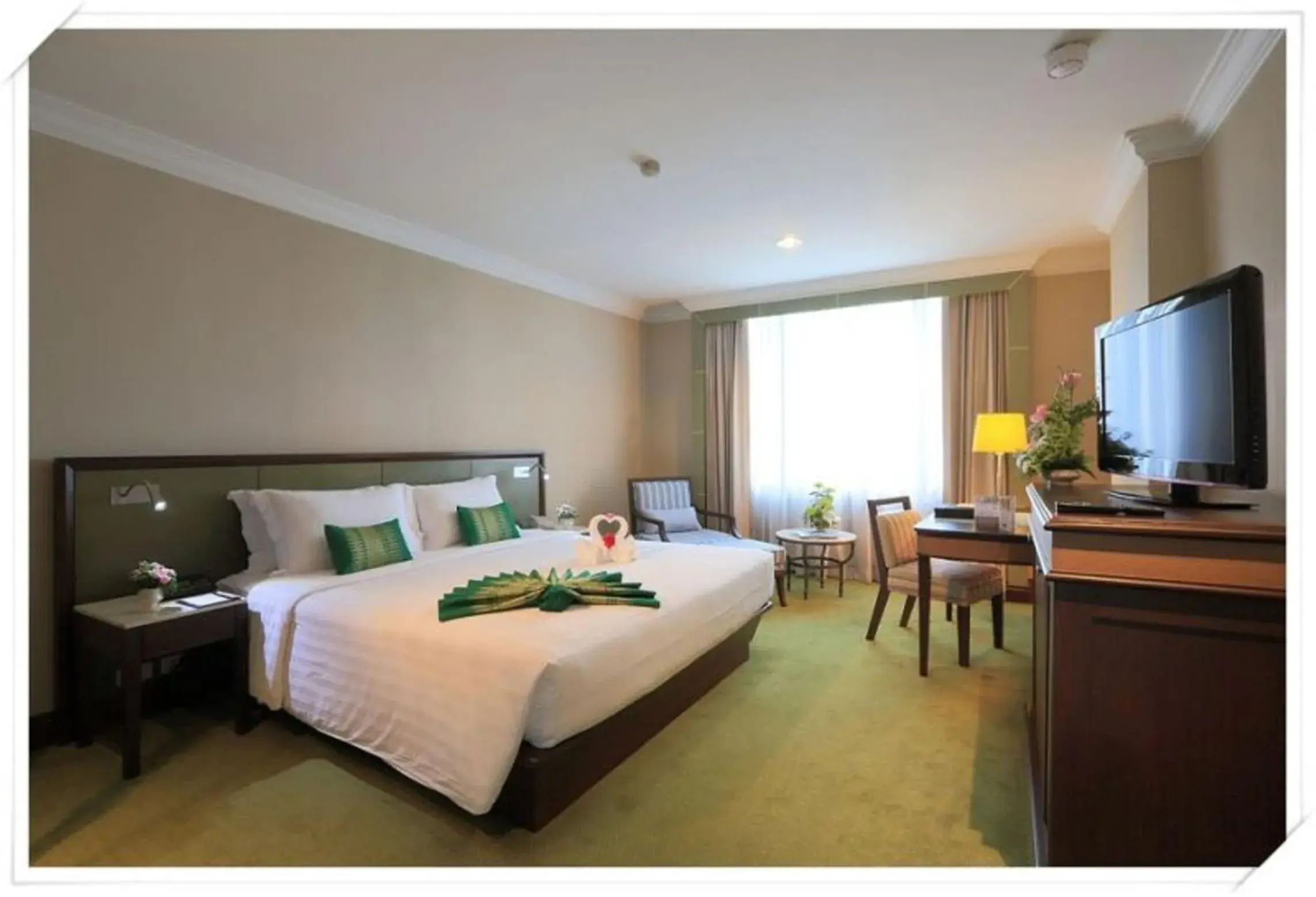 Bedroom, TV/Entertainment Center in Golden Tulip Sovereign Hotel Bangkok