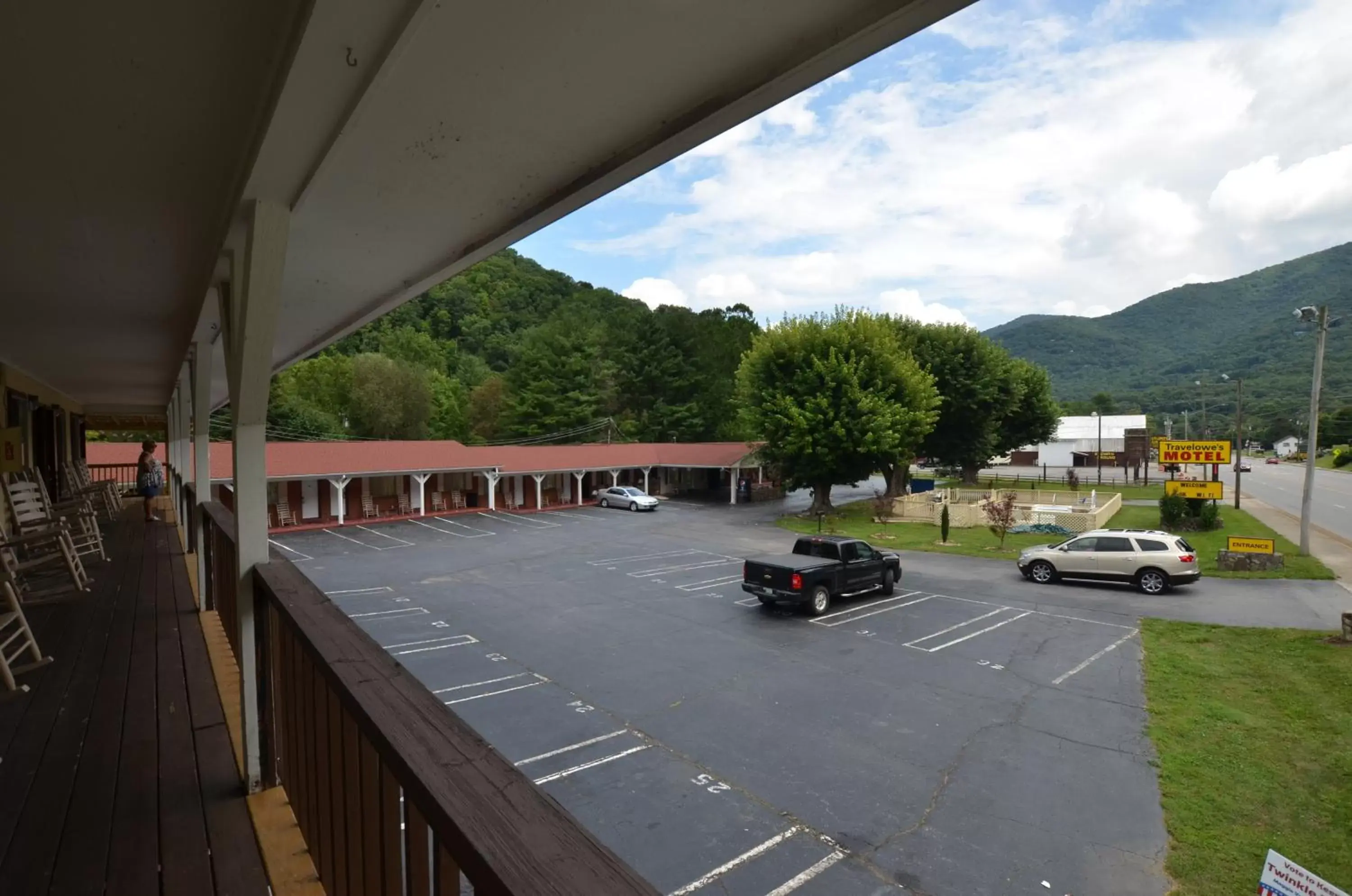 Parking in Travelowes Motel - Maggie Valley