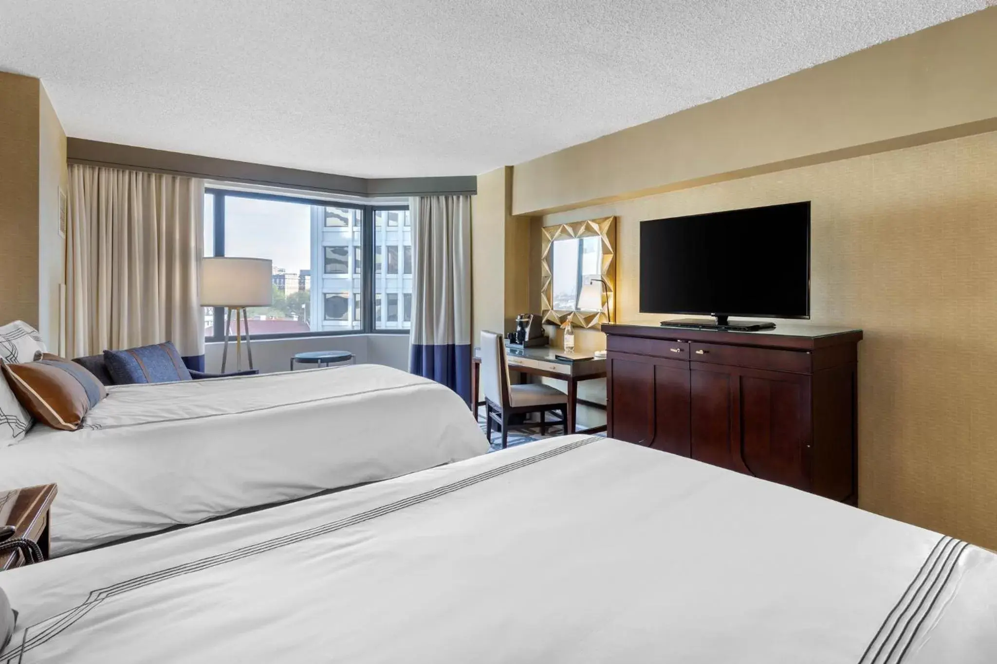 Photo of the whole room, TV/Entertainment Center in Omni Richmond Hotel