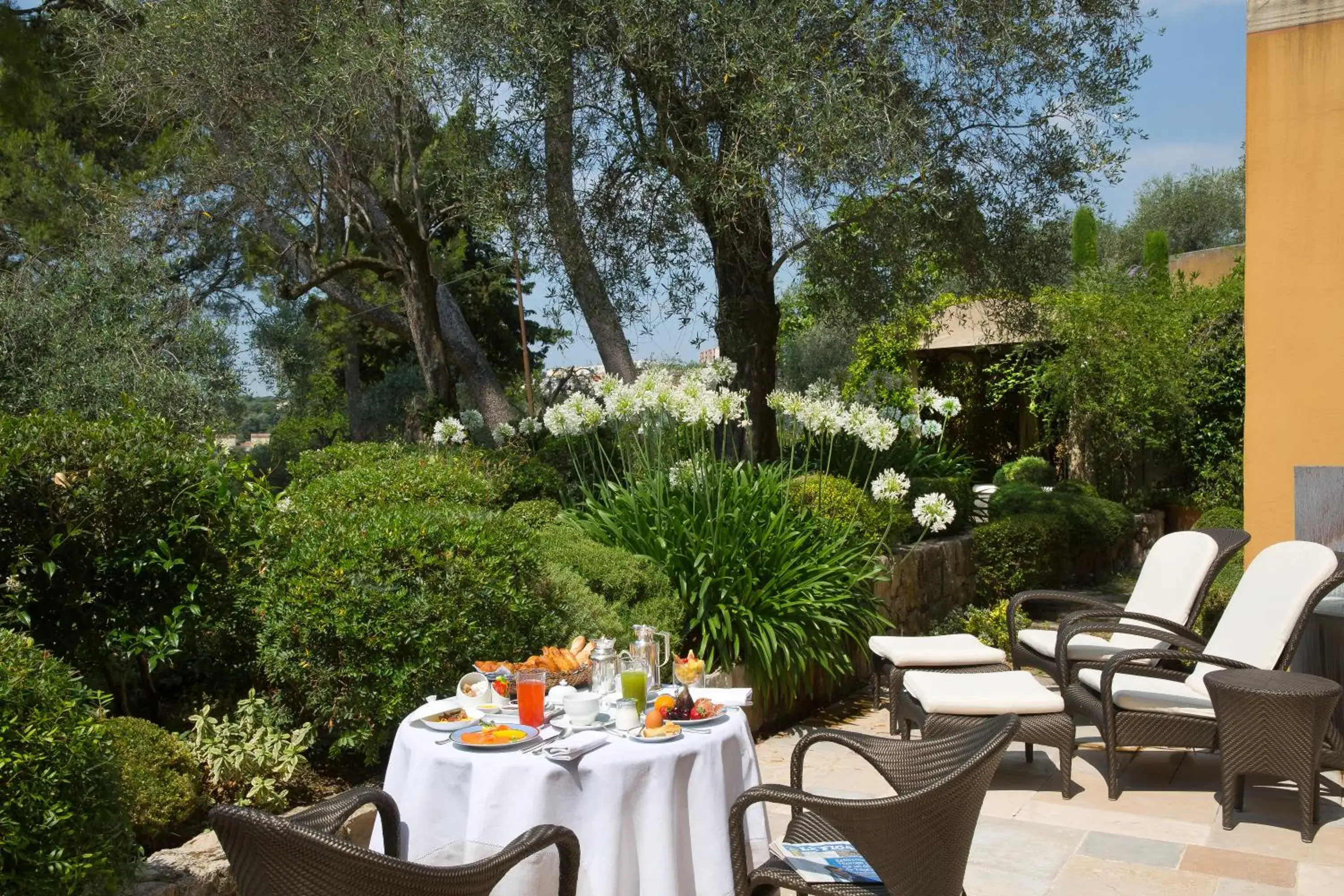 Patio, Restaurant/Places to Eat in Bastide Saint Antoine - Relais & Châteaux