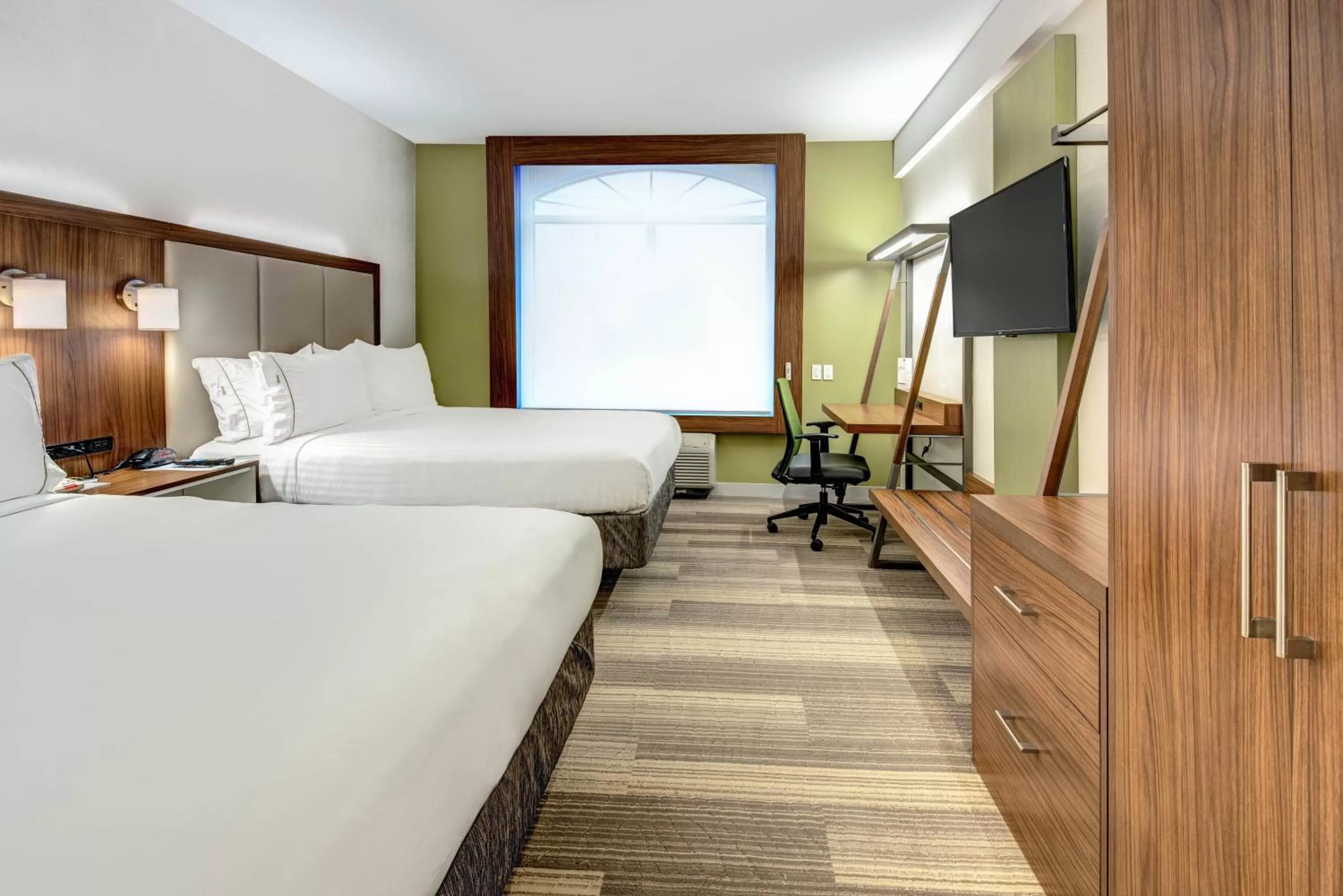 Photo of the whole room, Bed in Holiday Inn Express Woodbridge by IHG