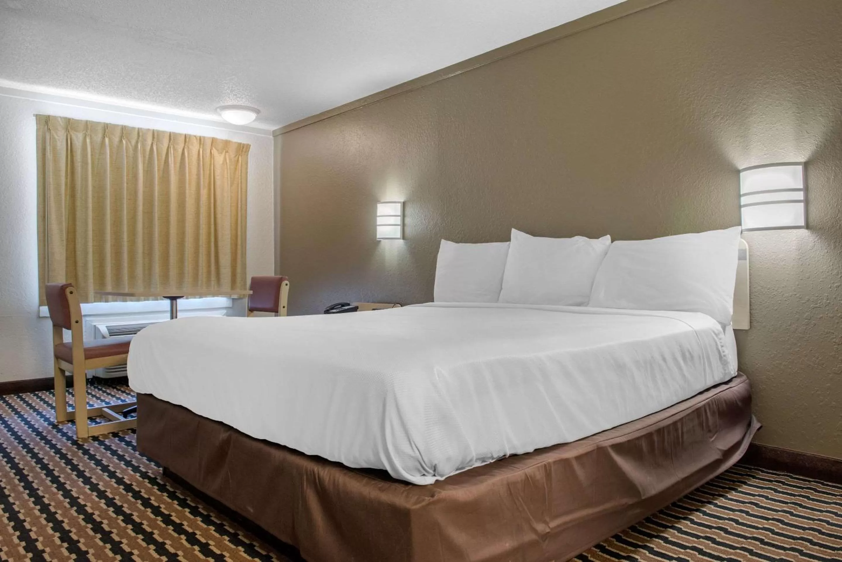 Photo of the whole room, Bed in Rodeway Inn Sharonville