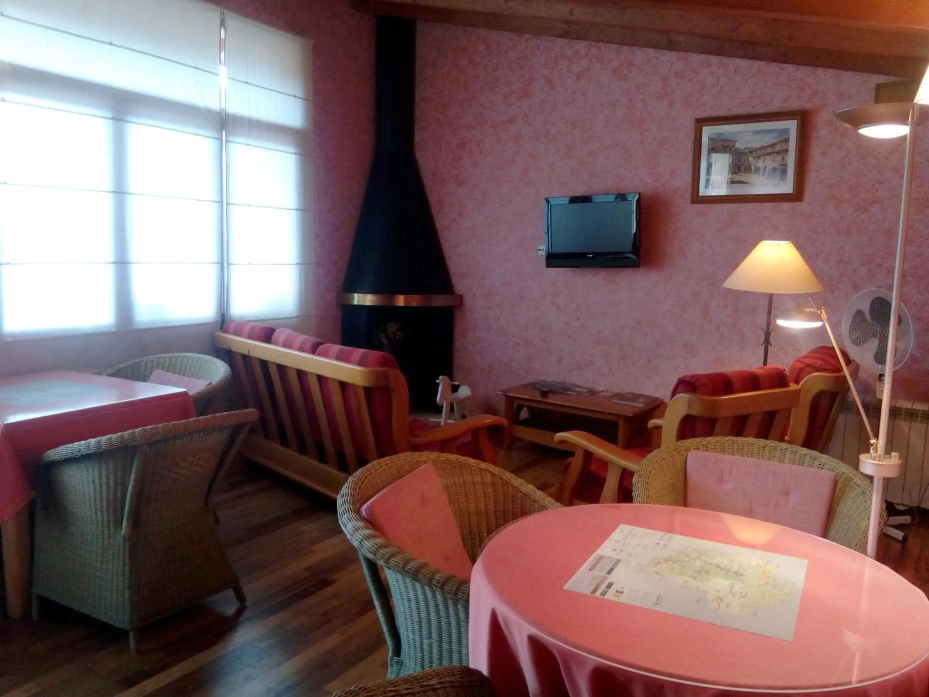 Communal lounge/ TV room in CAN MENCIÓ - Plaça Major