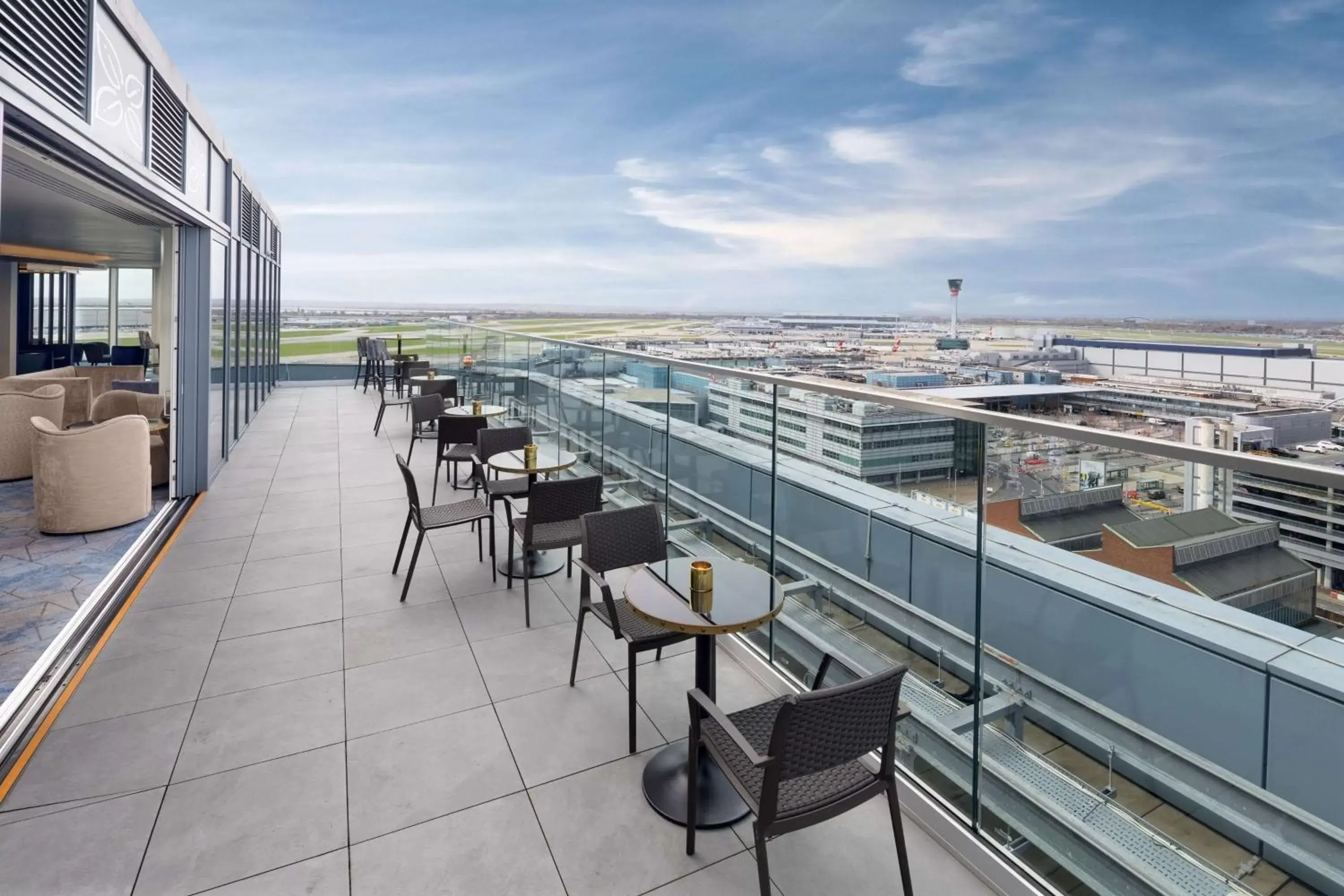 Lounge or bar, Balcony/Terrace in Hilton Garden Inn London Heathrow Terminal 2 and 3