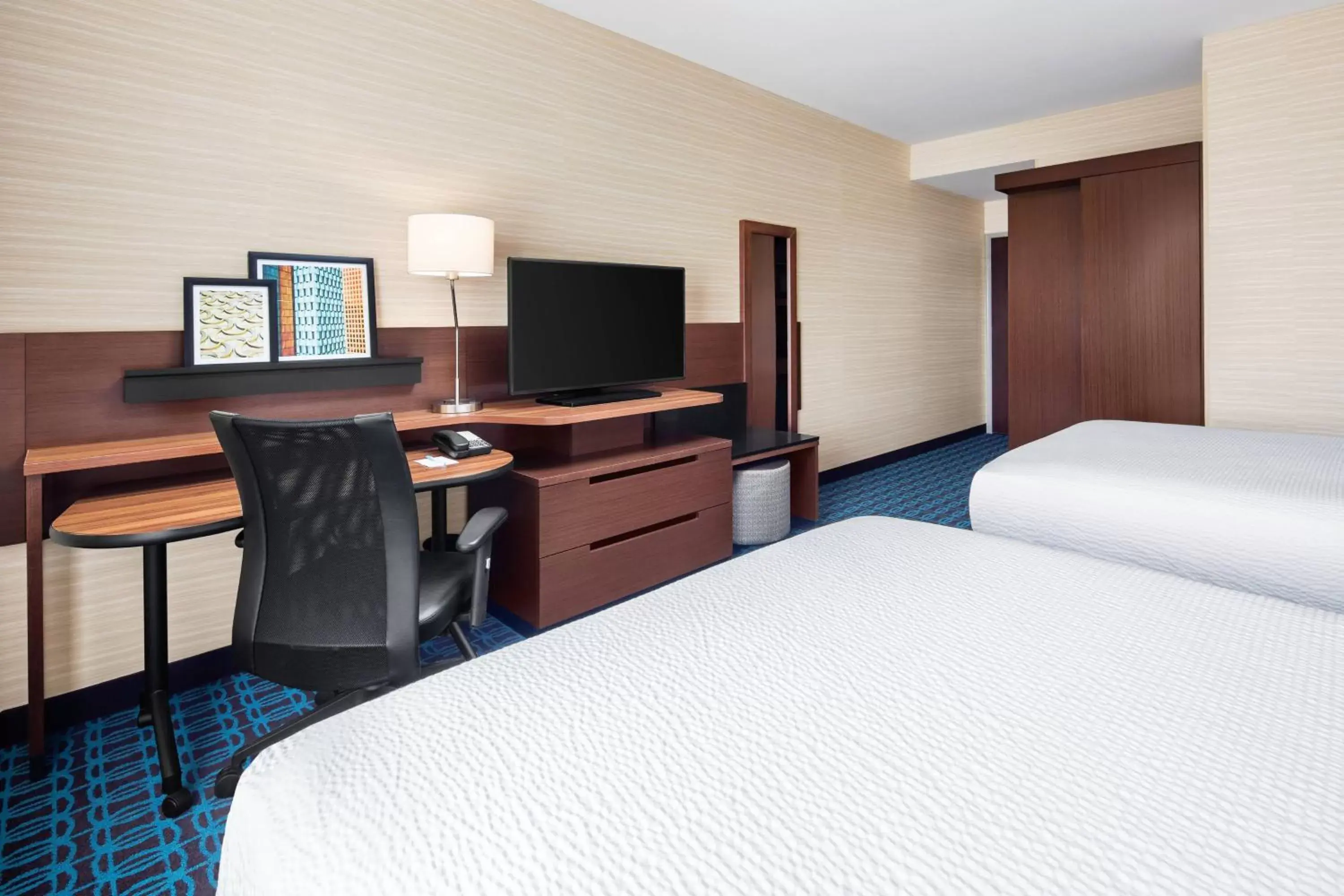 Photo of the whole room, Bed in Fairfield Inn & Suites by Marriott Poplar Bluff