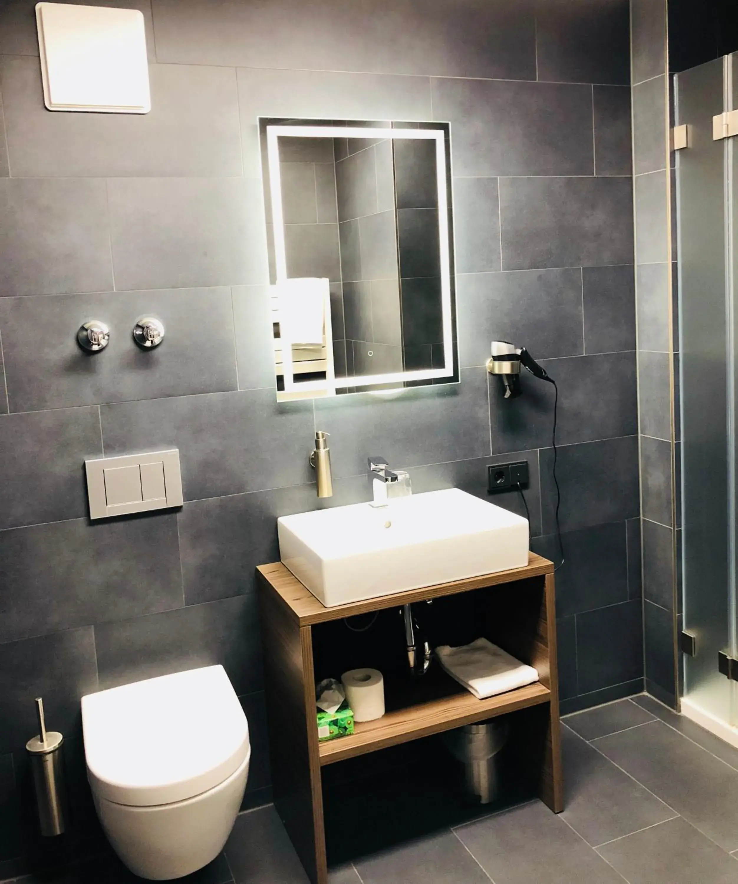 Photo of the whole room, Bathroom in Hotel Garni Maximilian