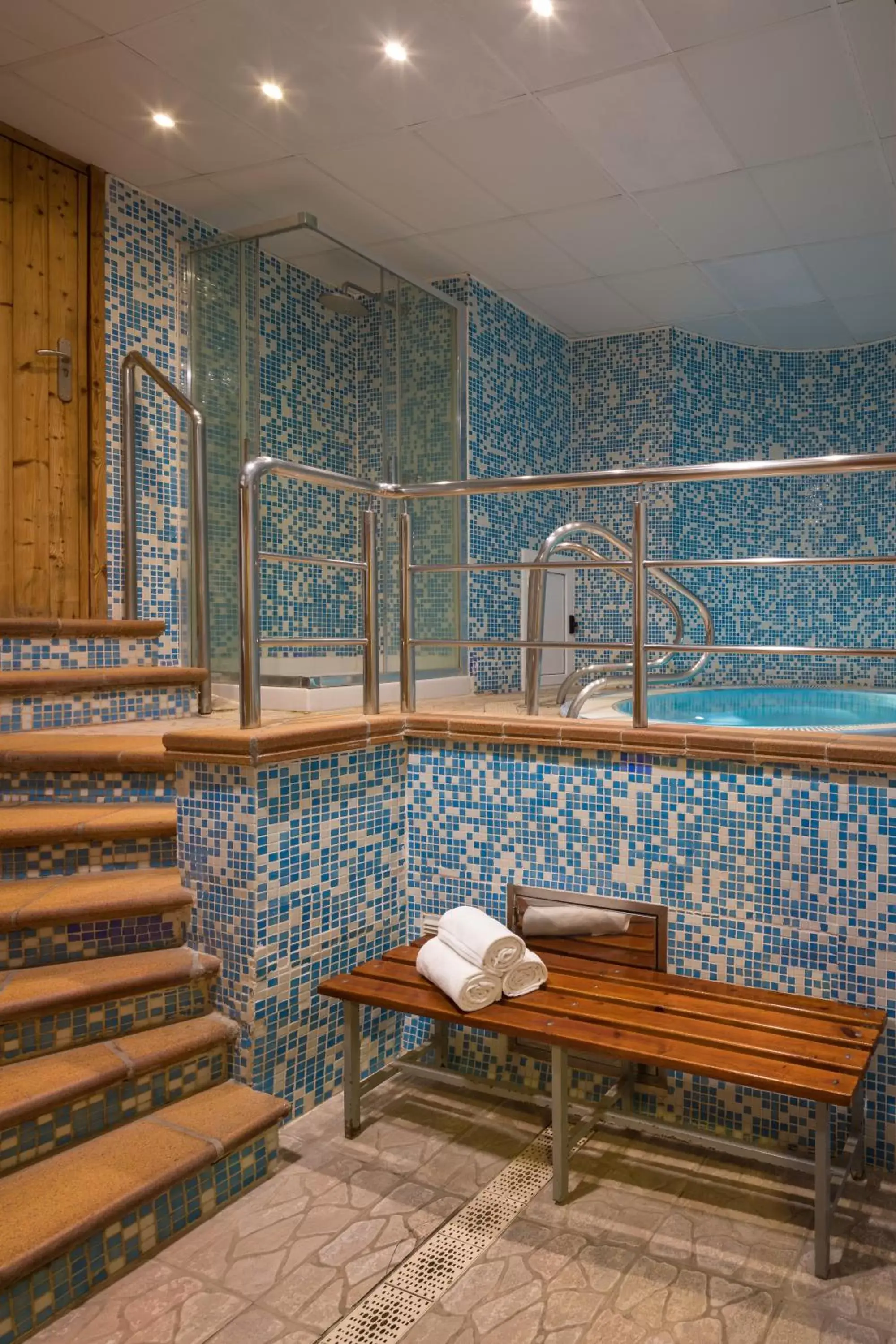 Hot Tub, Swimming Pool in htop Pineda Palace & SPA 4Sup #htopBliss