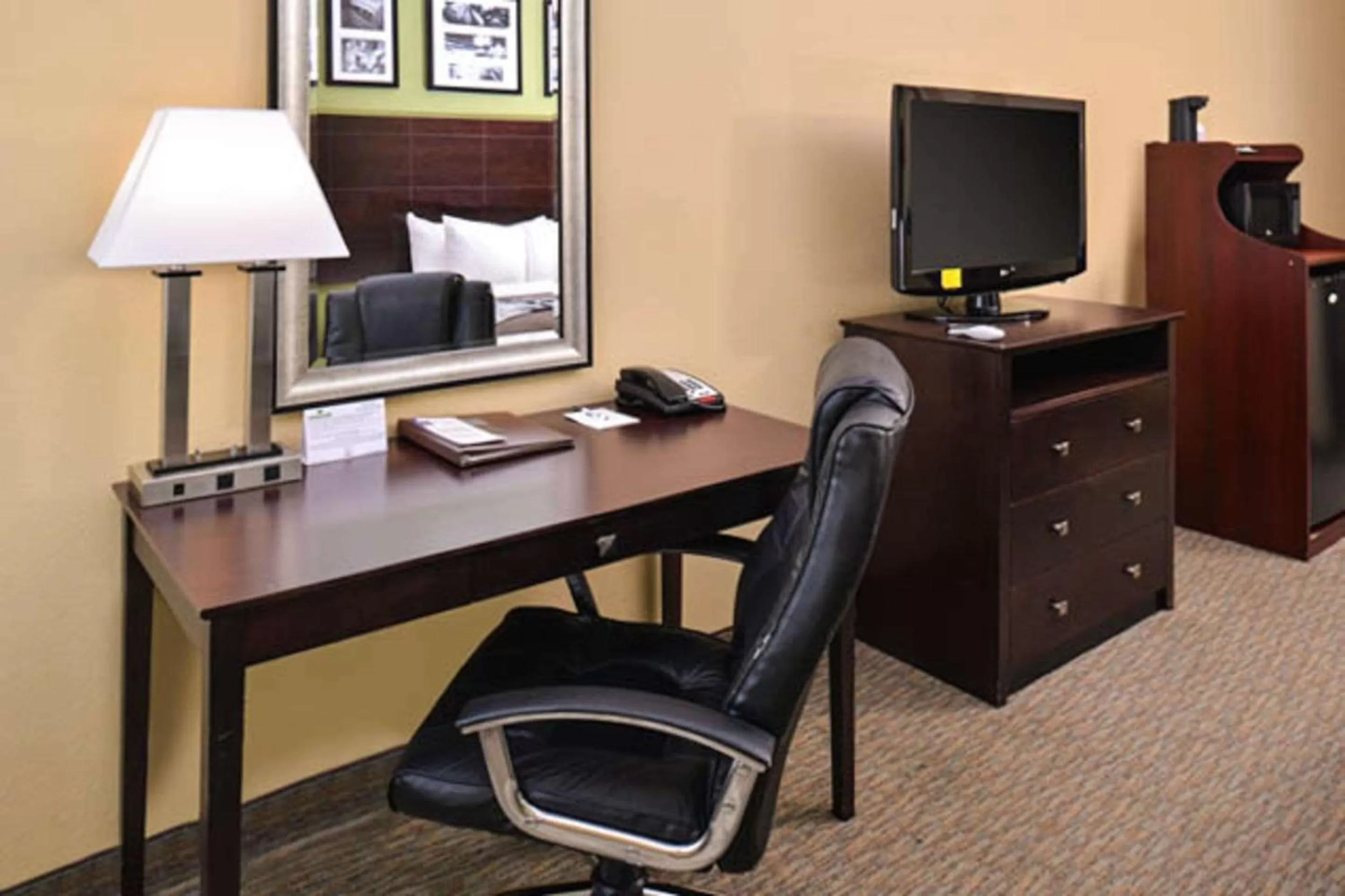 Photo of the whole room in Sleep Inn and Suites Downtown Houston