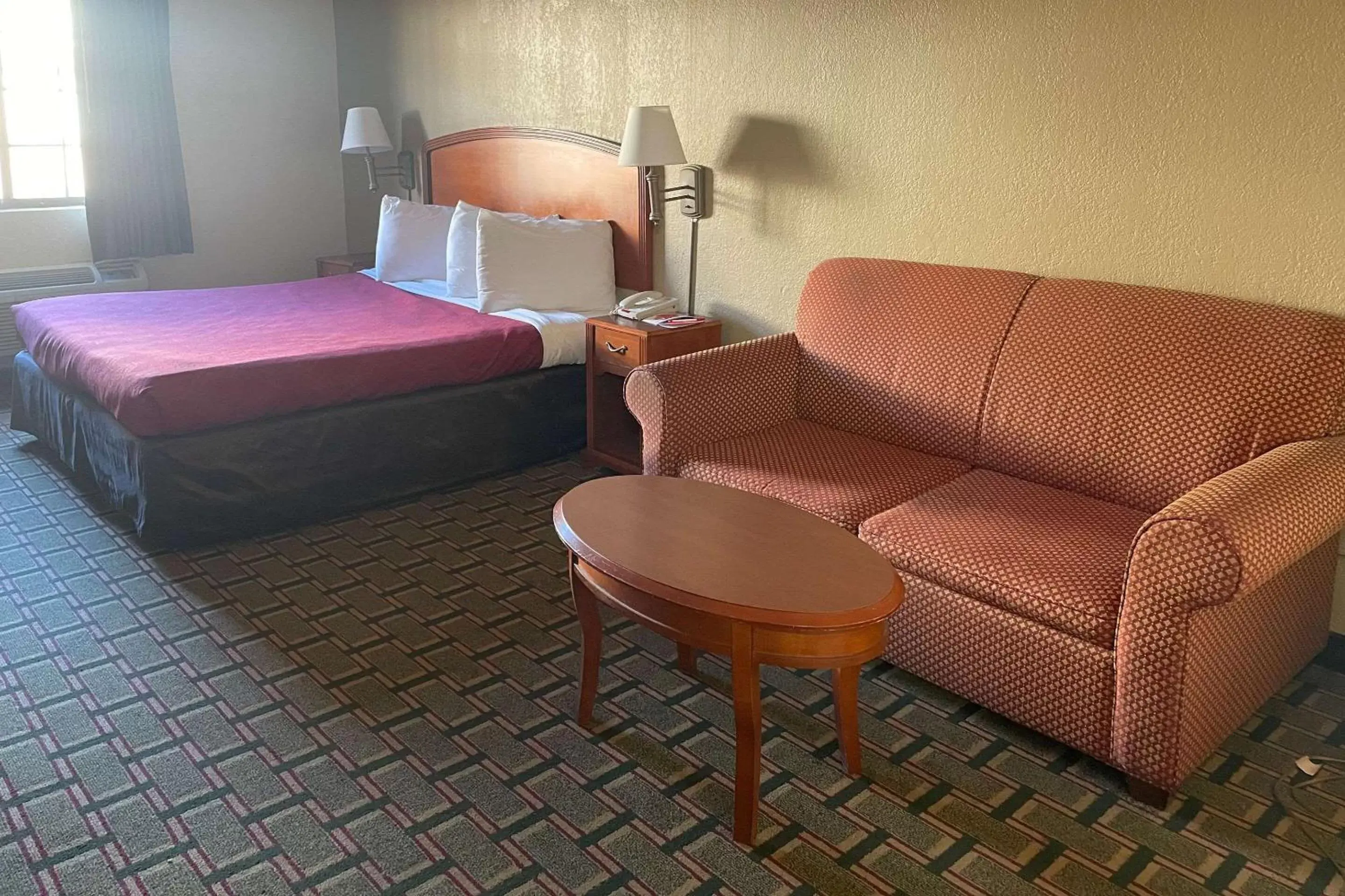 Bedroom in Econo Lodge Kalamazoo