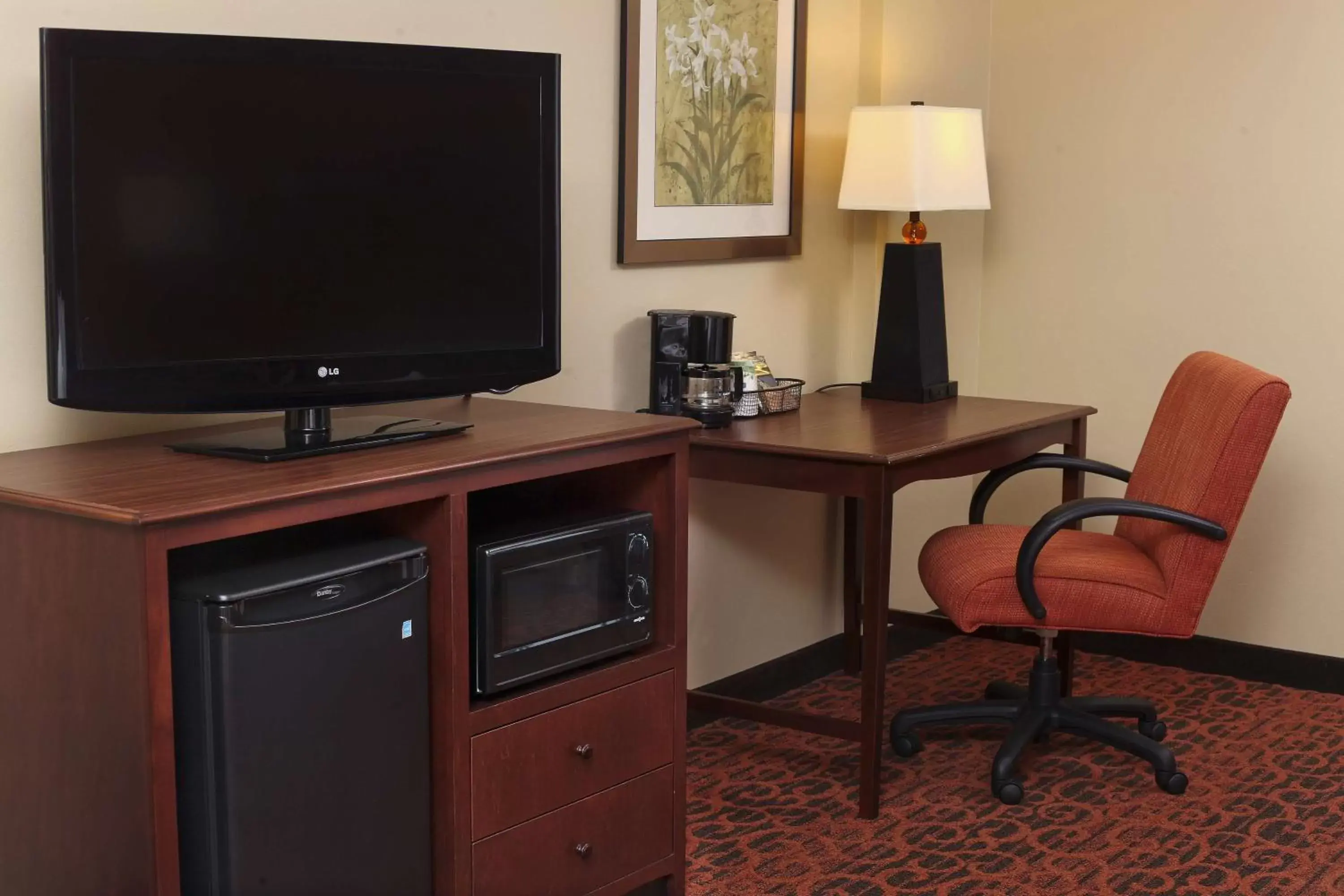 Bed, TV/Entertainment Center in Hampton Inn & Suites Fargo Medical Center