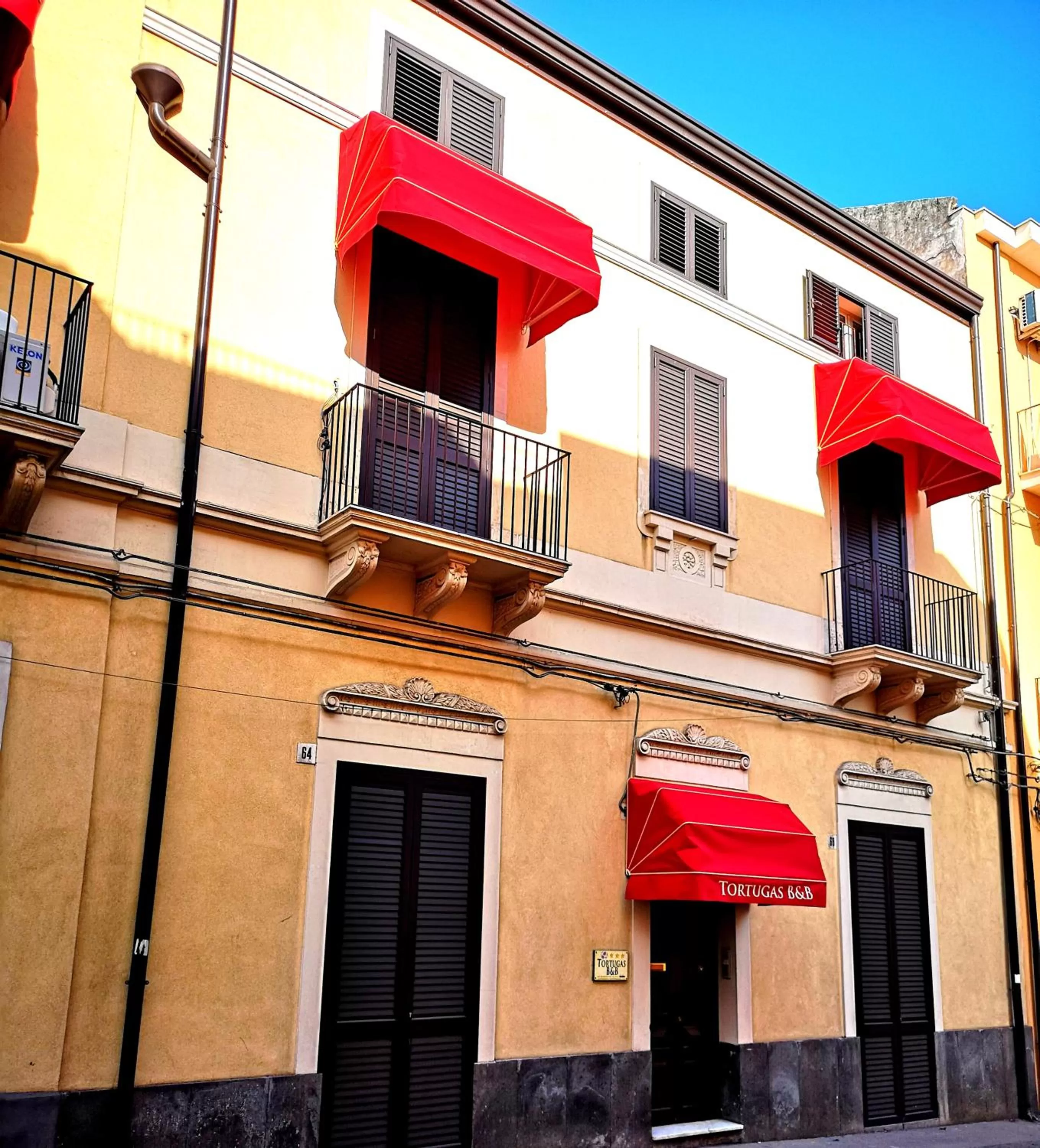 Property Building in Tortugas B&B