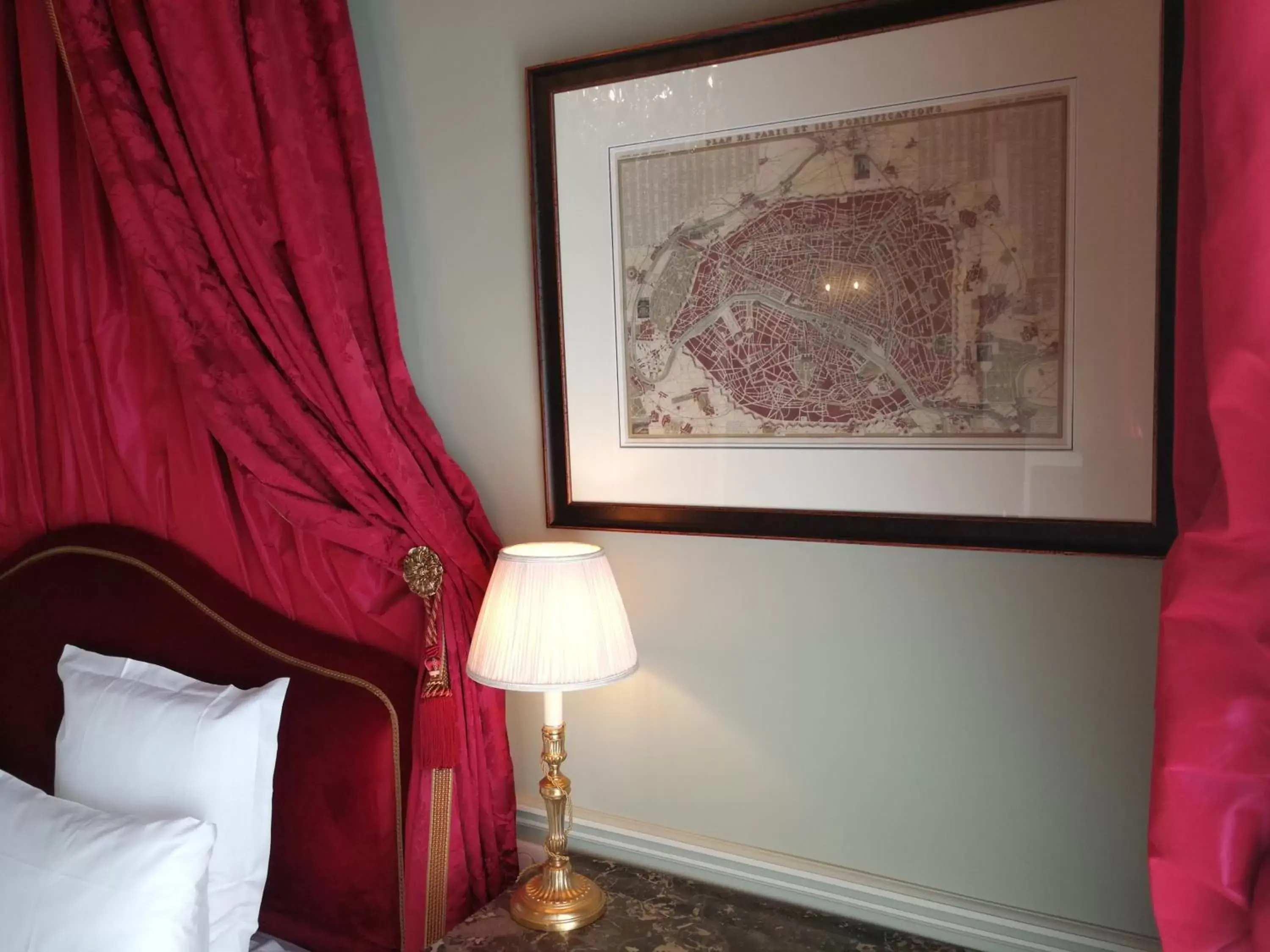 Bed in Hotel d'Angleterre