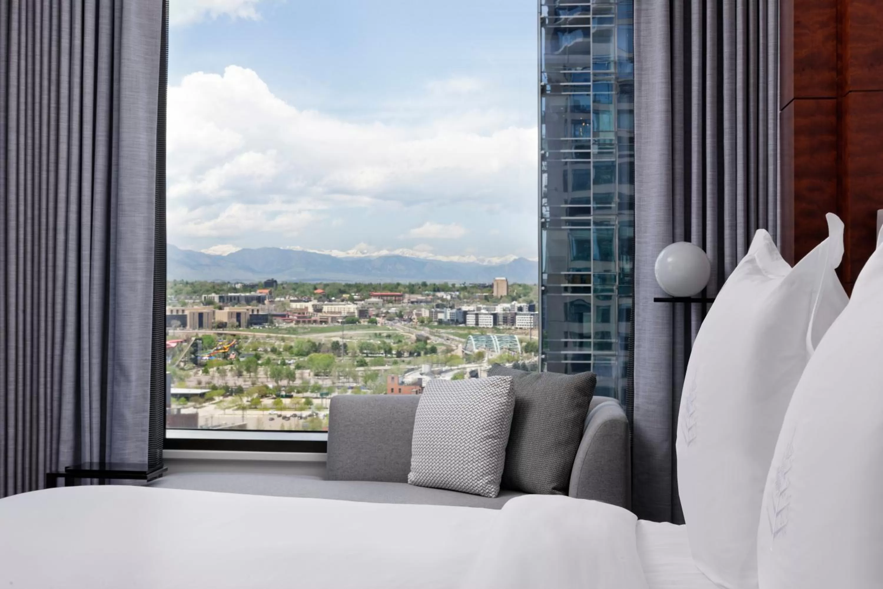 Mountain view, Bed in Four Seasons Hotel Denver