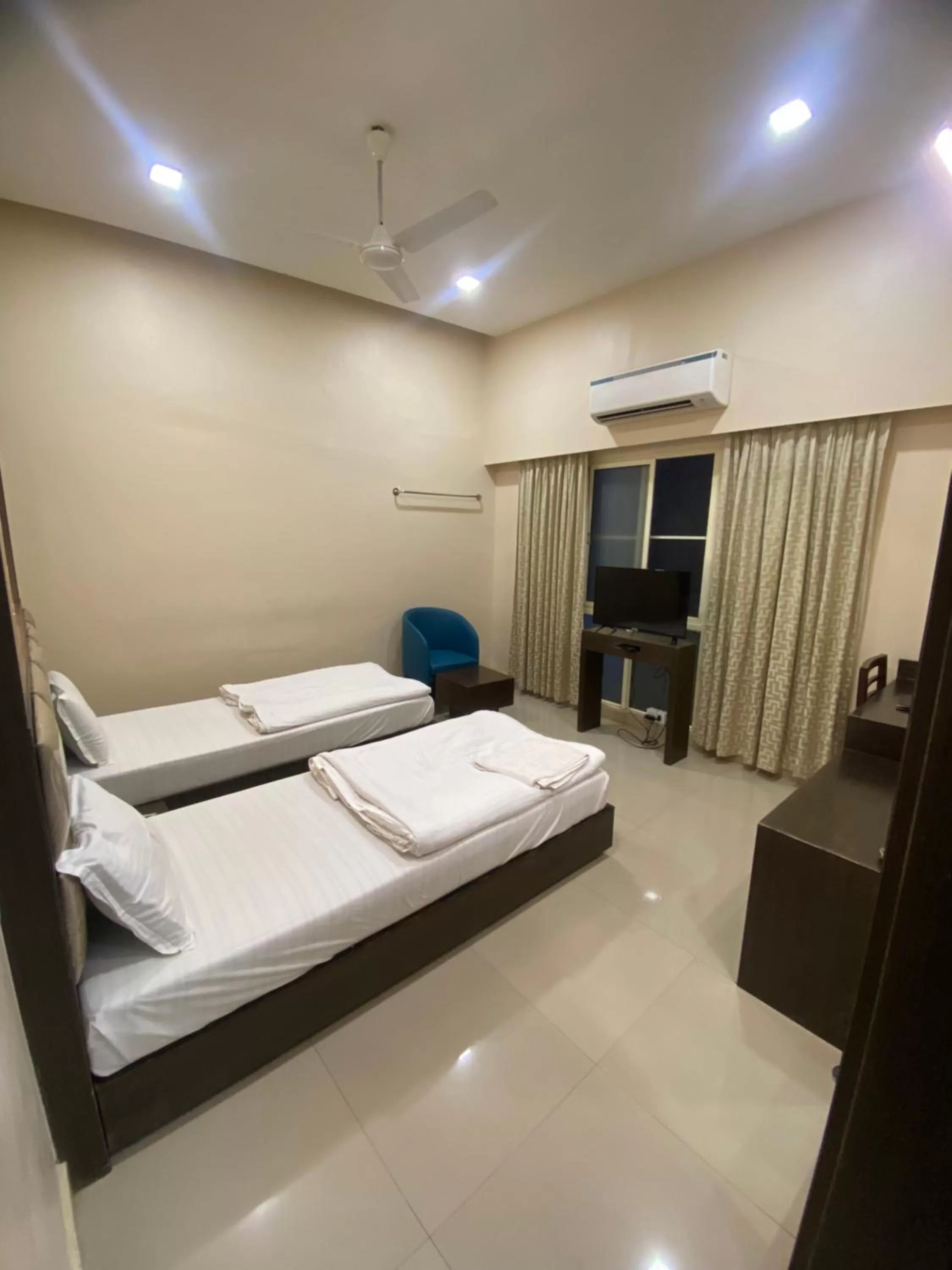 Bedroom, Bed in Greens Suite - Business Class Hotel - Opposite Ripon Building