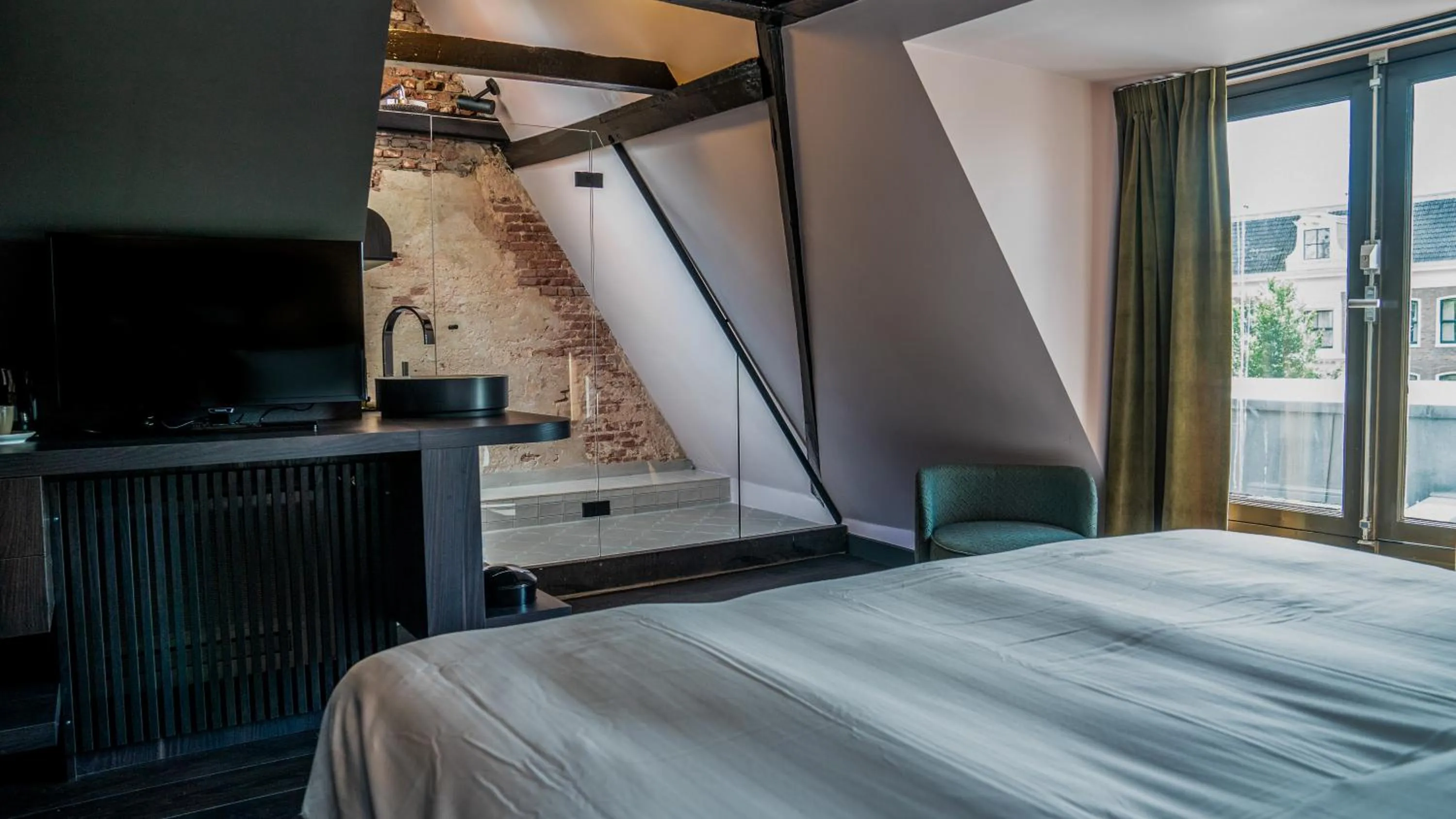 Bathroom, Bed in Hotel Frank since 1666