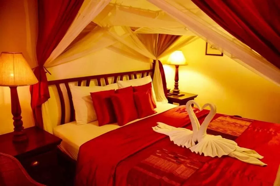 Bed in Tri Yaan Na Ros Colonial House