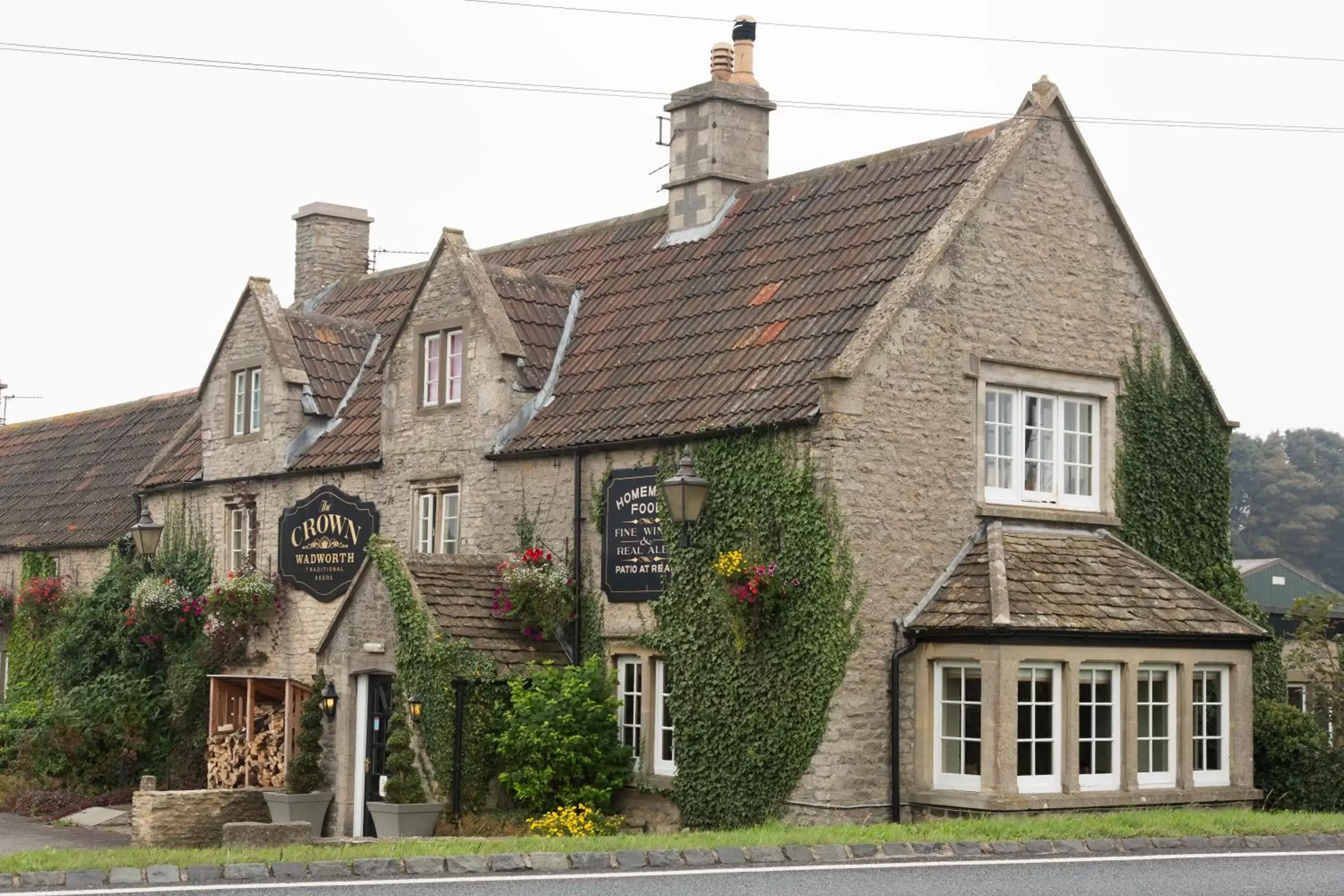 Facade/entrance, Property Building in Crown Inn at Tolldown