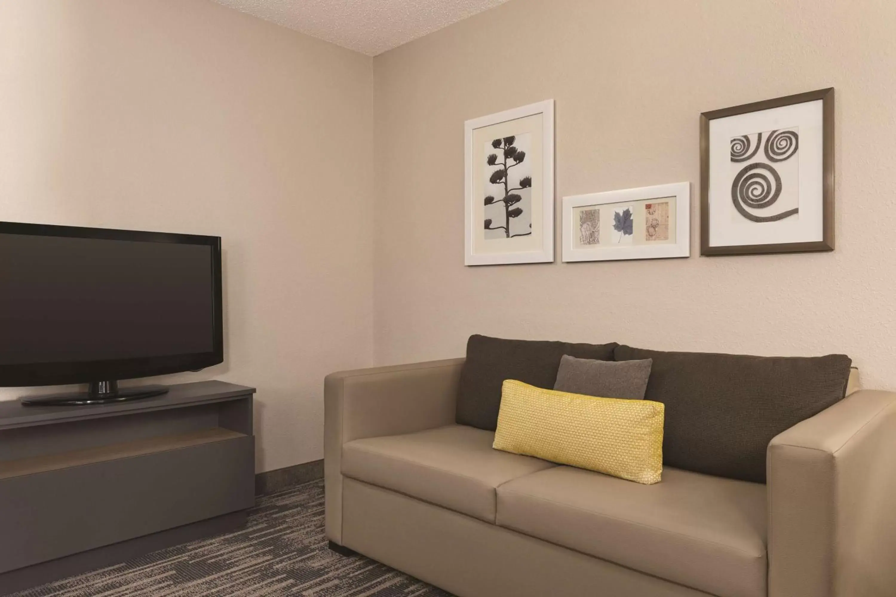 Photo of the whole room, Seating Area in Country Inn & Suites by Radisson, St. Cloud East, MN