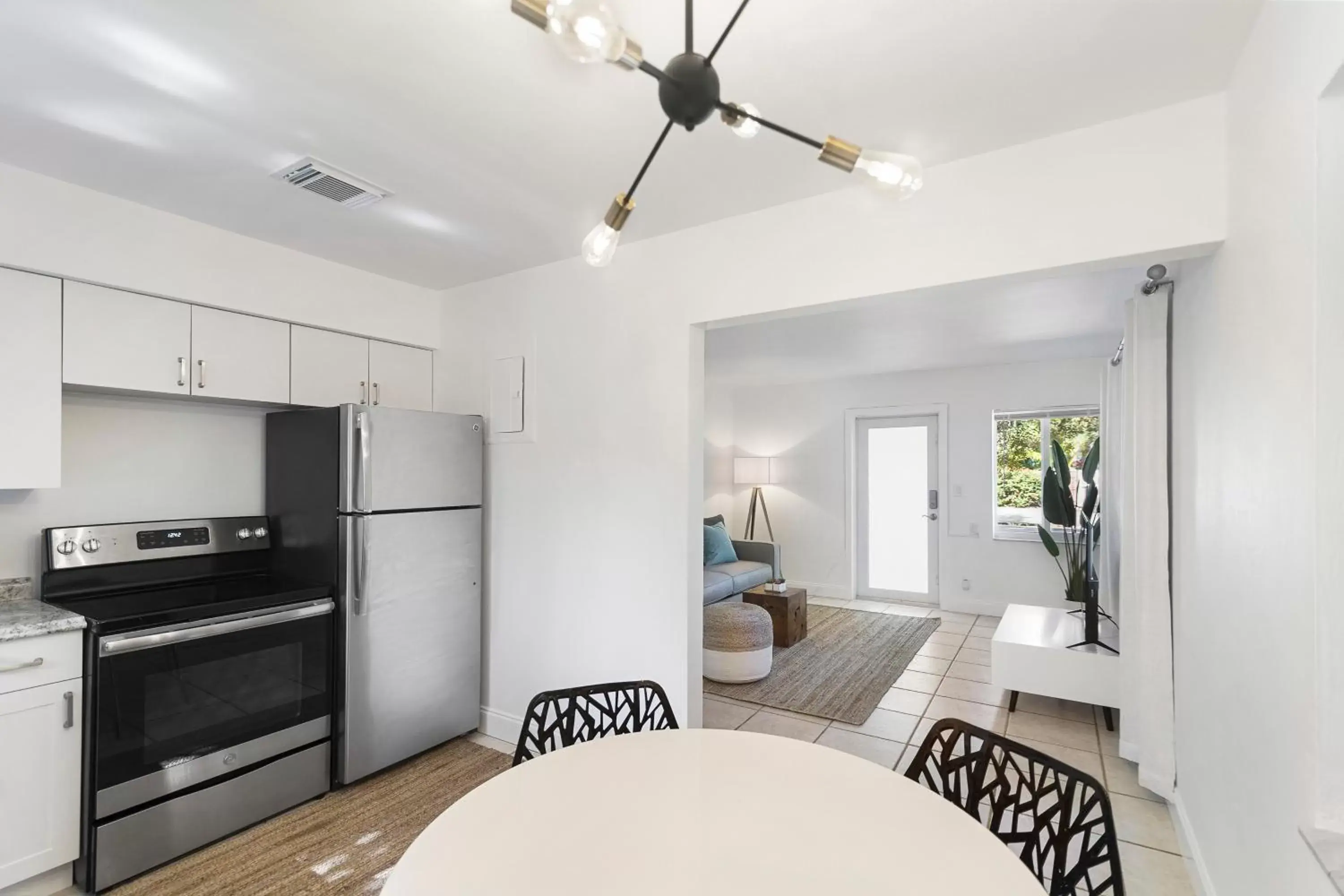 Kitchen or kitchenette, Dining Area in Alani Bay Premium Condos