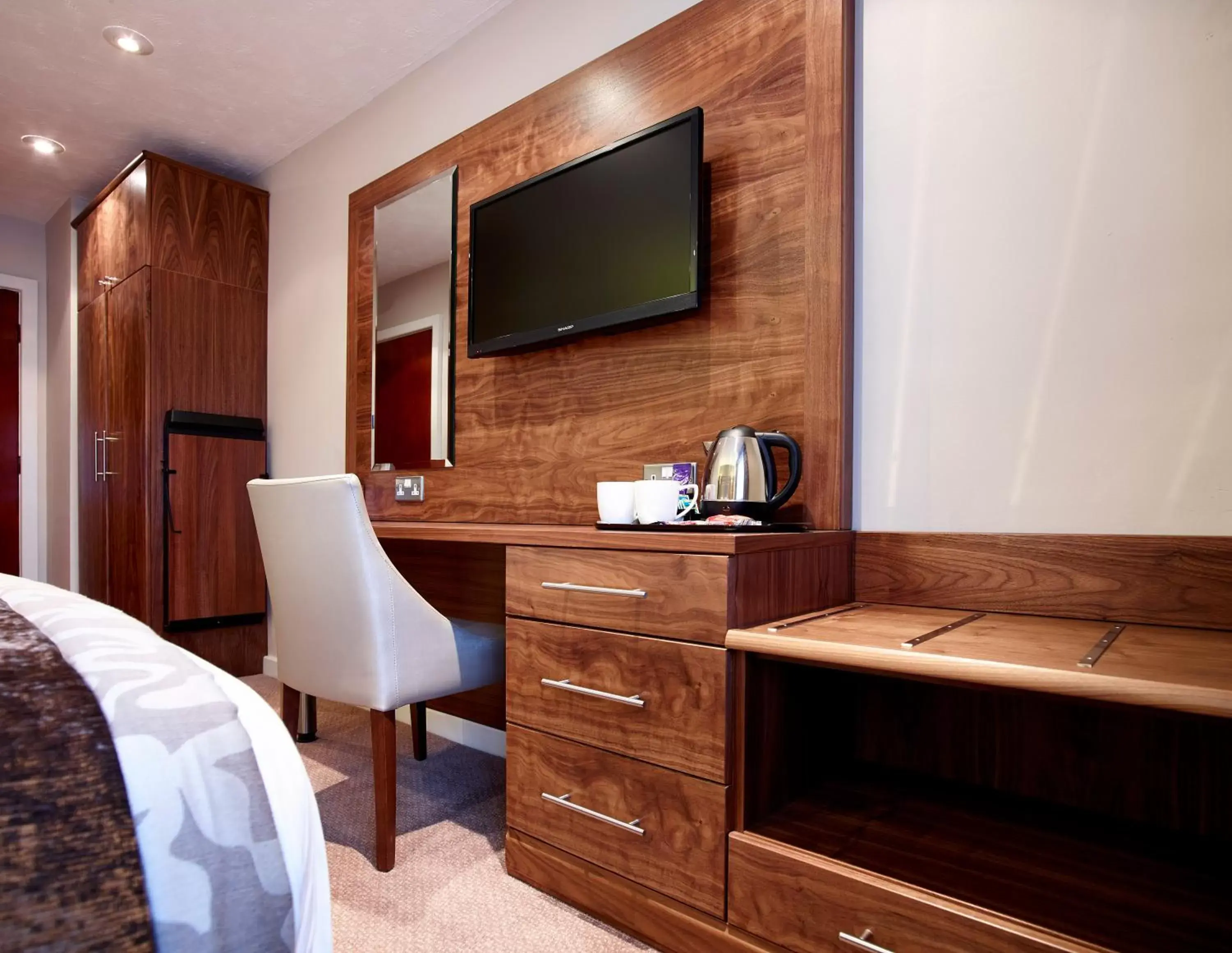 Bedroom, TV/Entertainment Center in The Briar Court Hotel