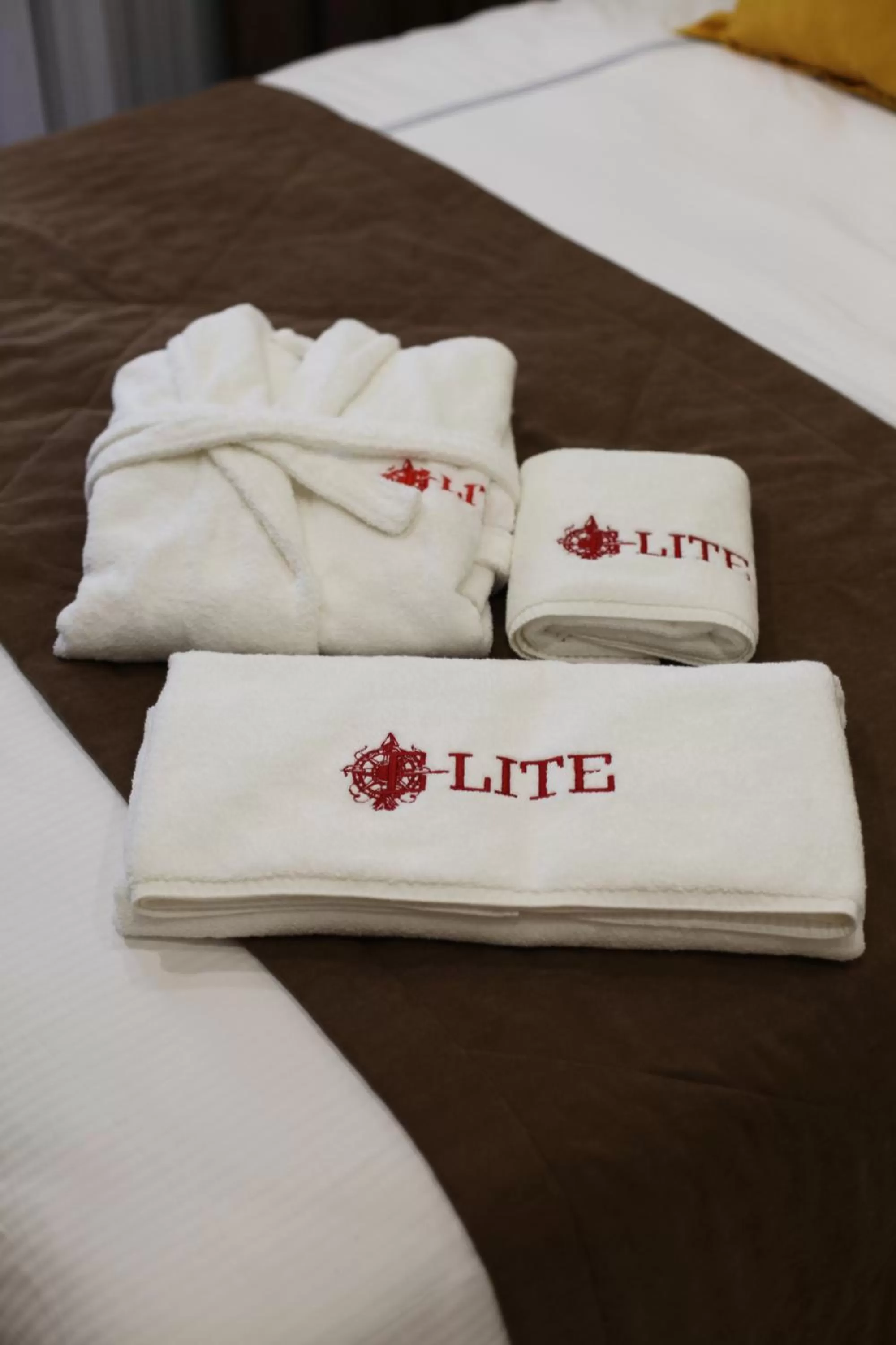 towels, Bed in E-lite& Meatador