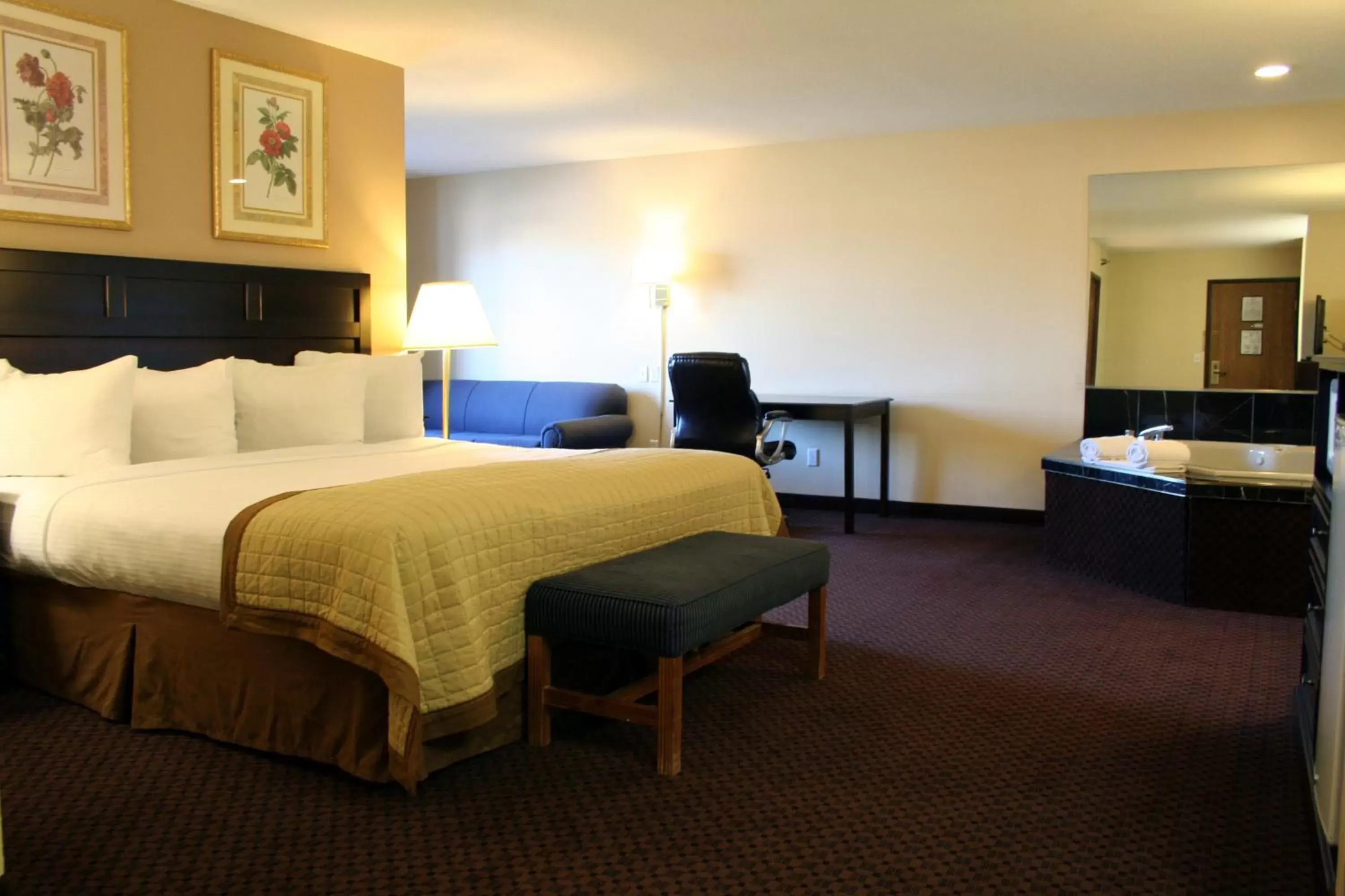 King Suite - Non-Smoking in Baymont by Wyndham Battle Creek Downtown