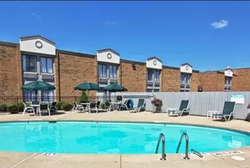 Day, Swimming Pool in Quality Inn- Chillicothe