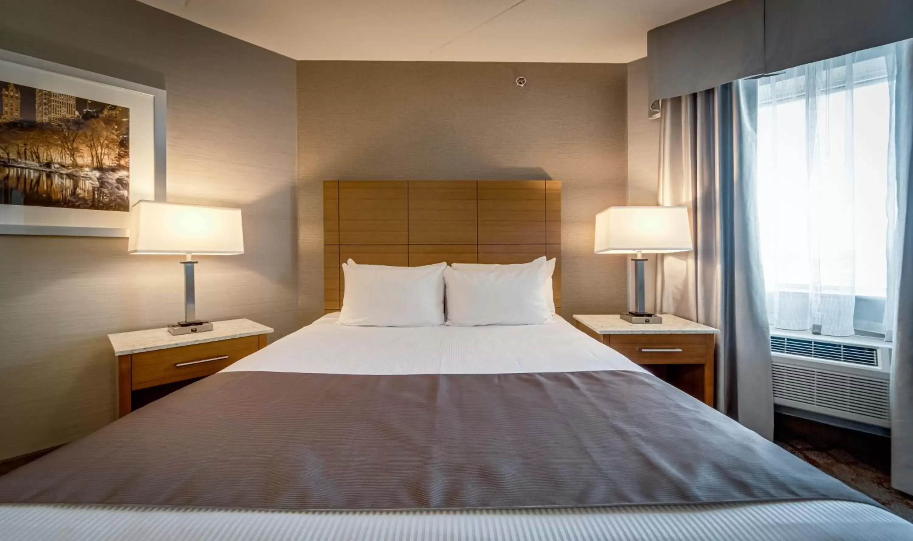 Bedroom, Bed in Monte Carlo Inn Vaughan Suites