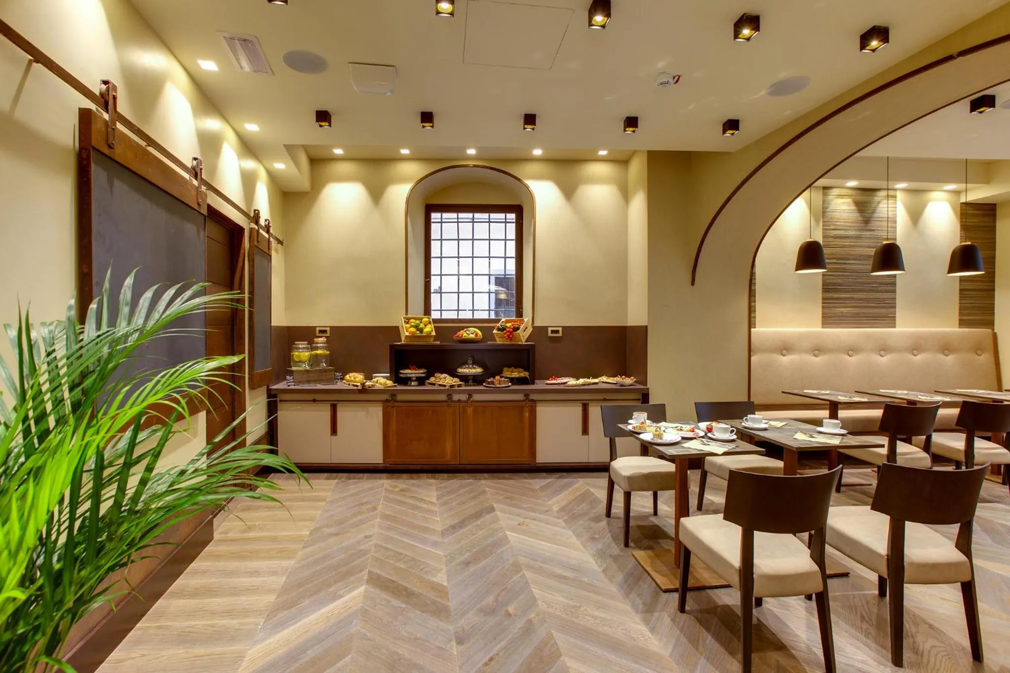 Restaurant/places to eat in Solo Experience Hotel