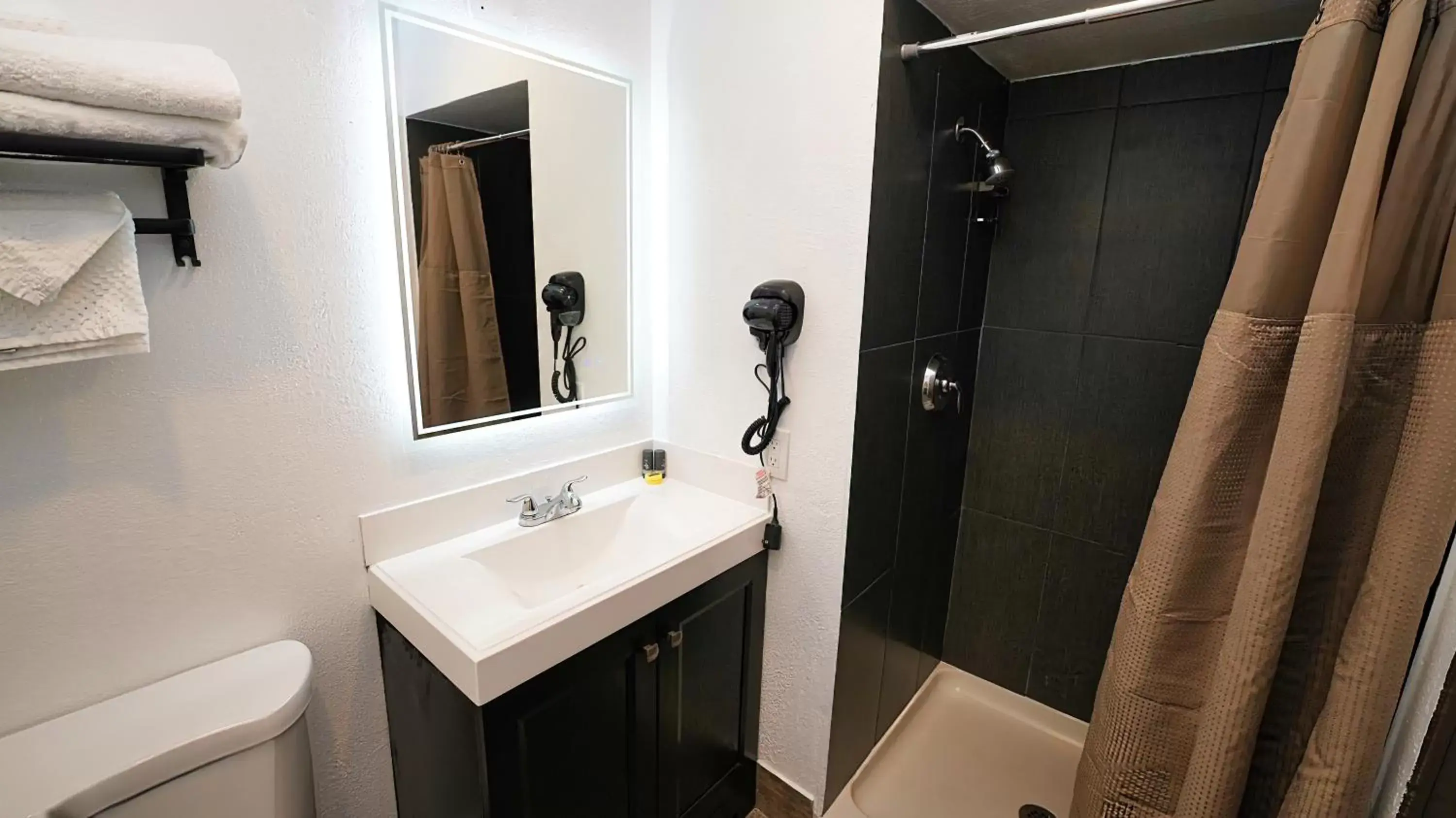 Shower, Bathroom in SeaSide Inn & Suites
