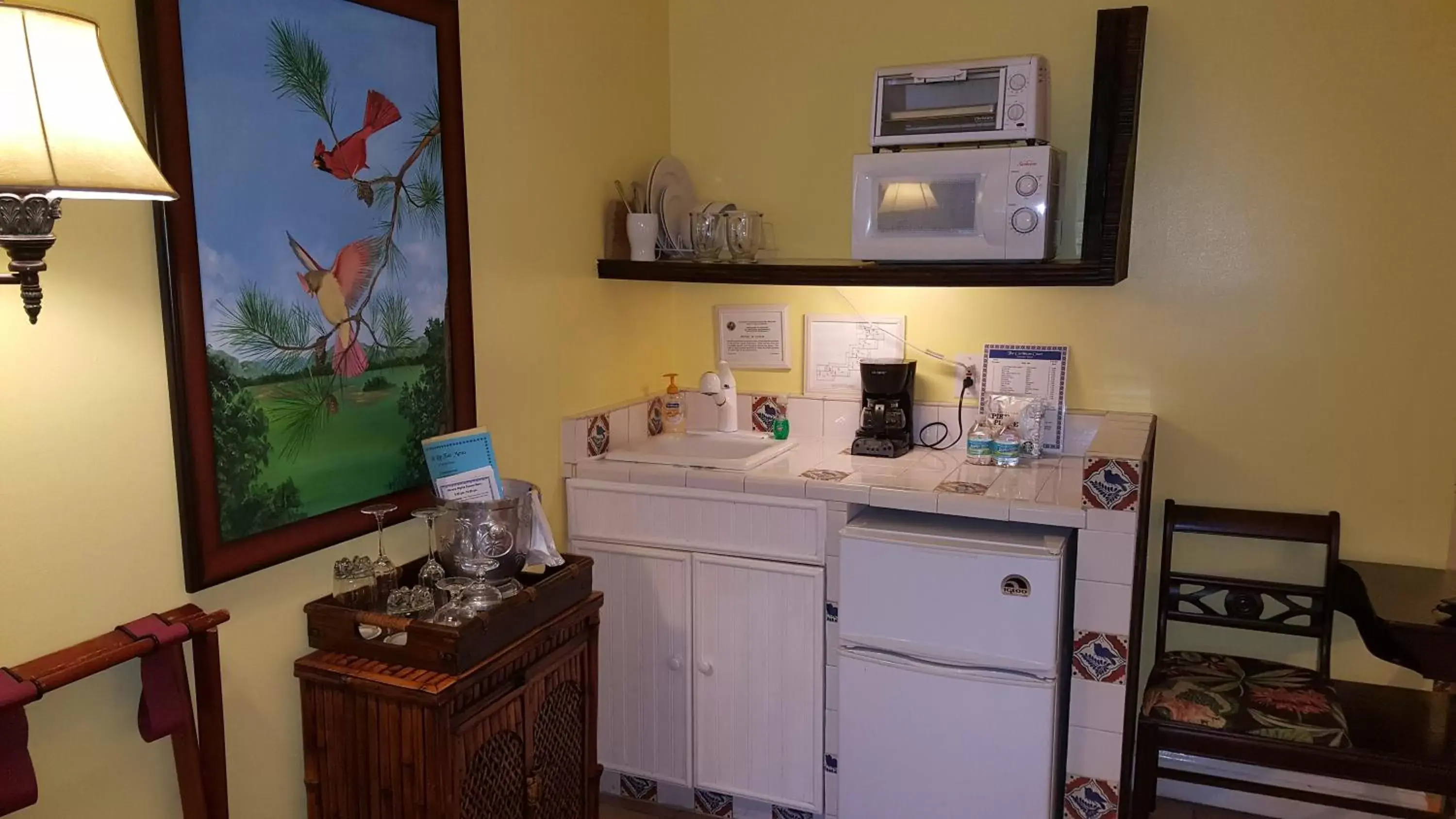 Kitchen or kitchenette, Kitchen/Kitchenette in The Caribbean Court Boutique Hotel