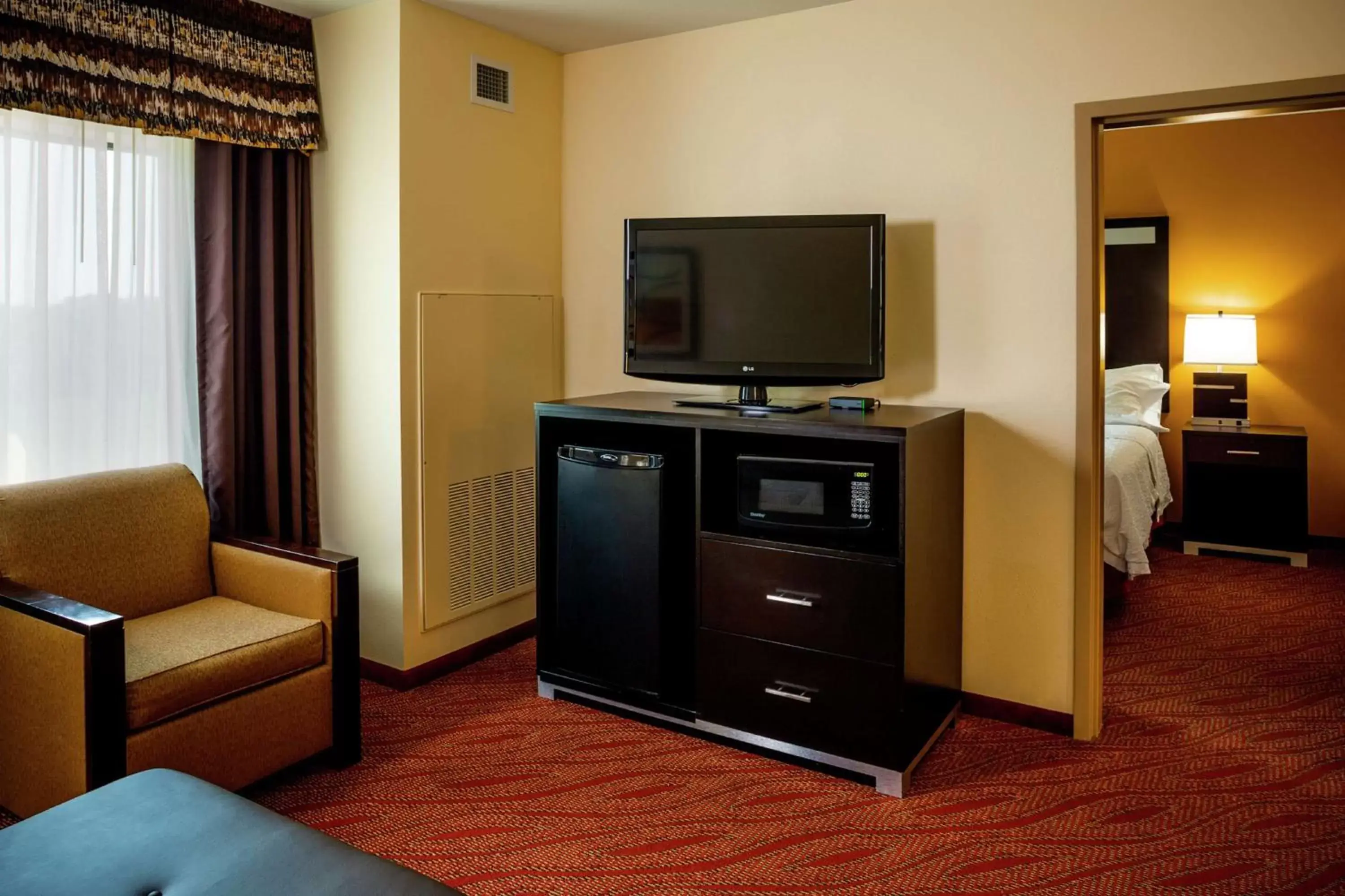 Bedroom, TV/Entertainment Center in Hampton Inn Limerick