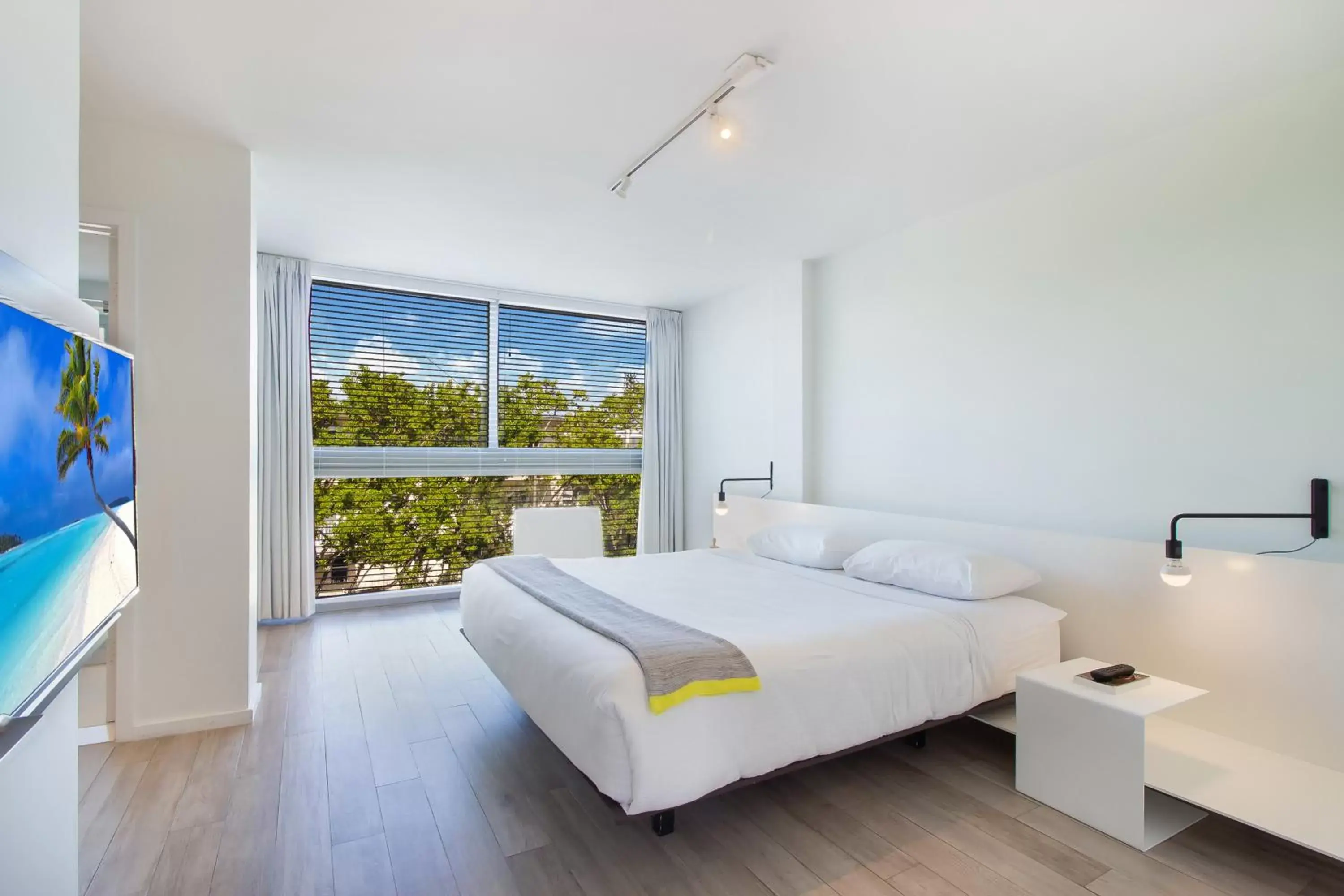 Bedroom, Bed in Beach Haus Key Biscayne Contemporary Apartments