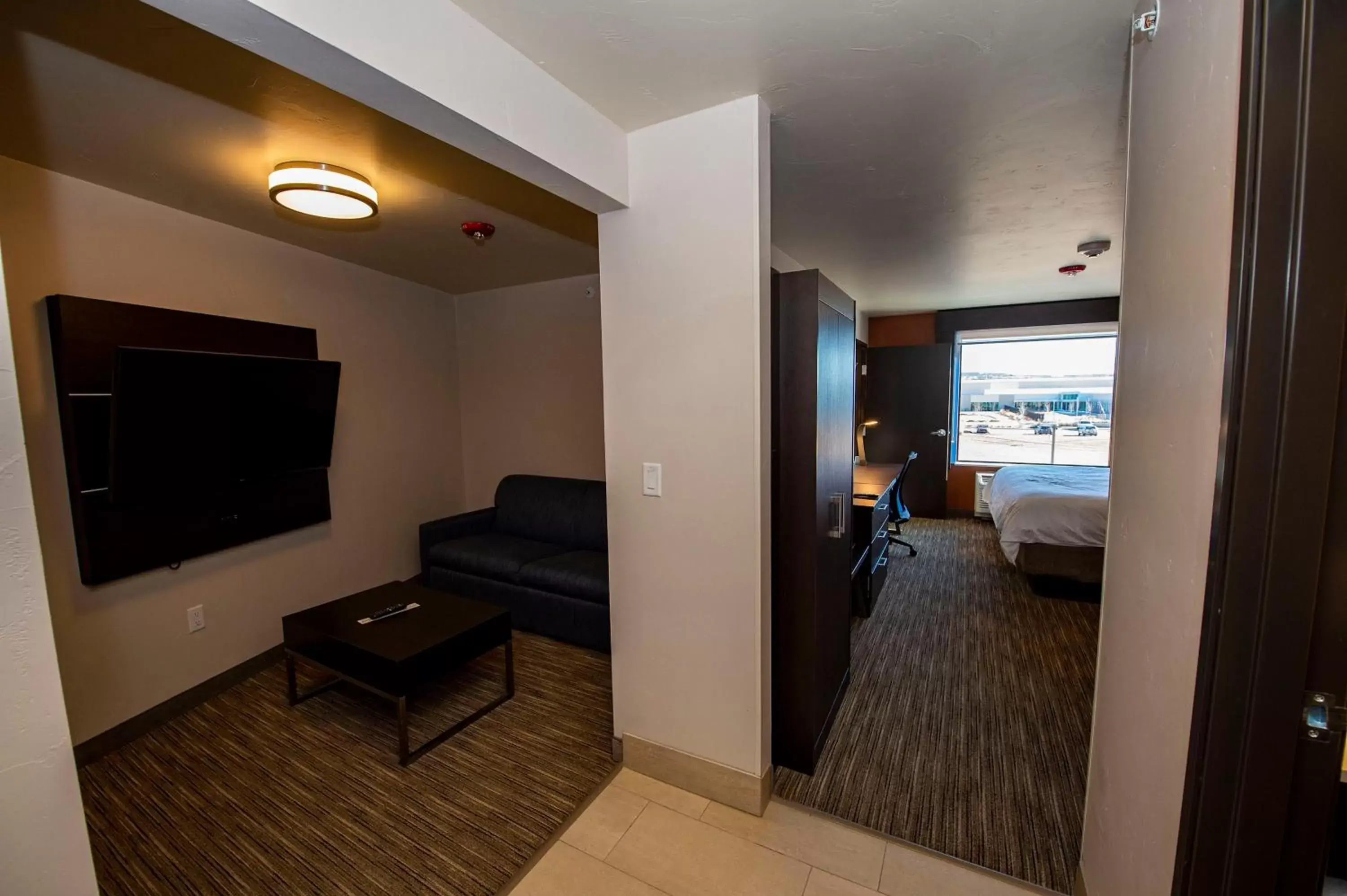 Living room, TV/Entertainment Center in Holiday Inn Express & Suites - Colorado Springs AFA Northgate, an IHG Hotel