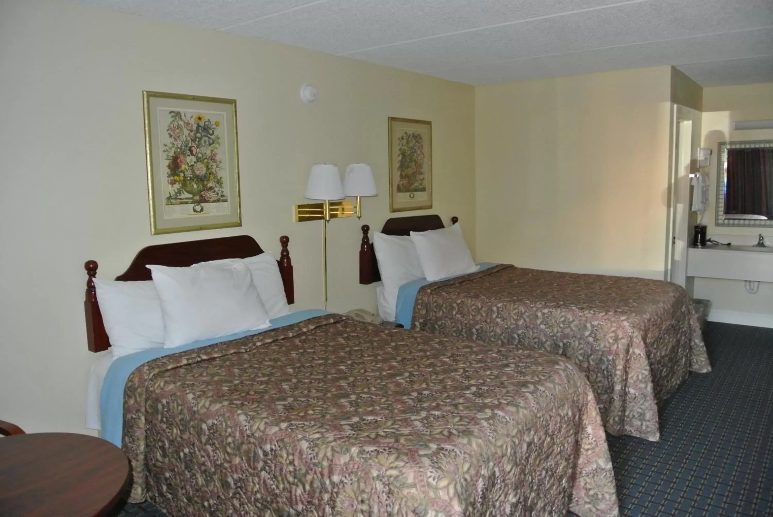 Photo of the whole room, Bed in Rodeway Inn Norcross
