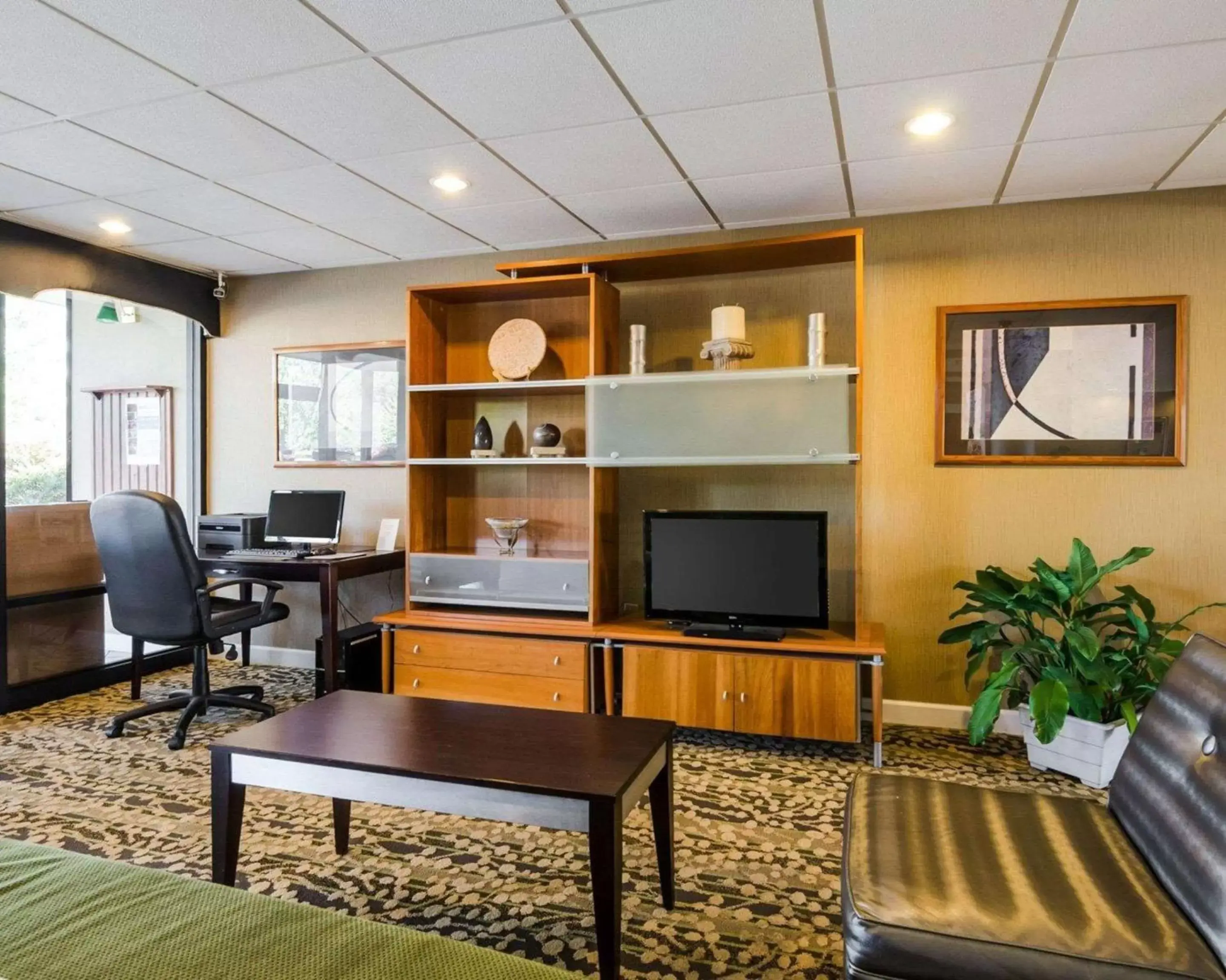 Lobby or reception, TV/Entertainment Center in Quality Inn Troutville - Roanoke North