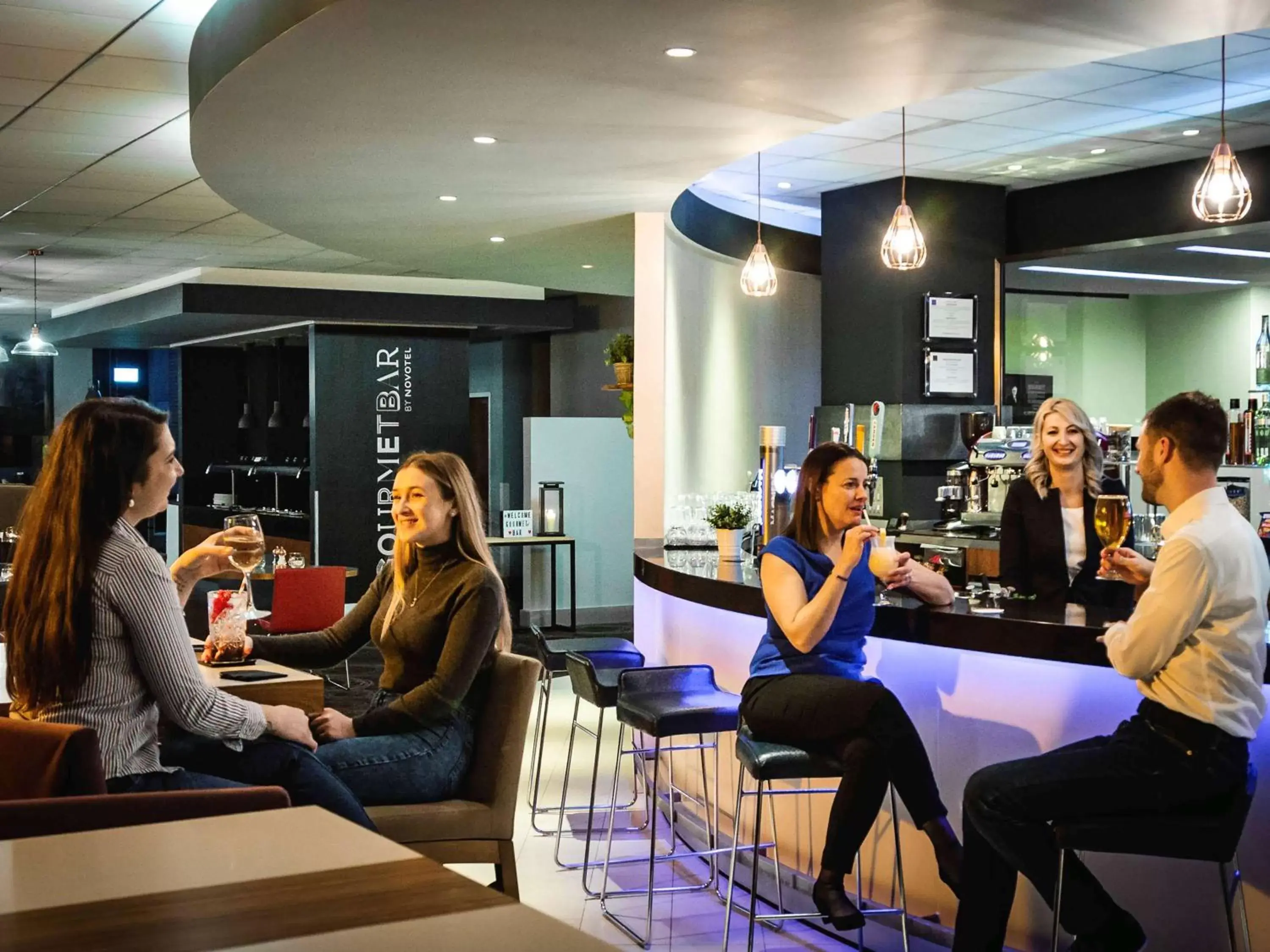 Lounge or bar in Novotel Reading Centre