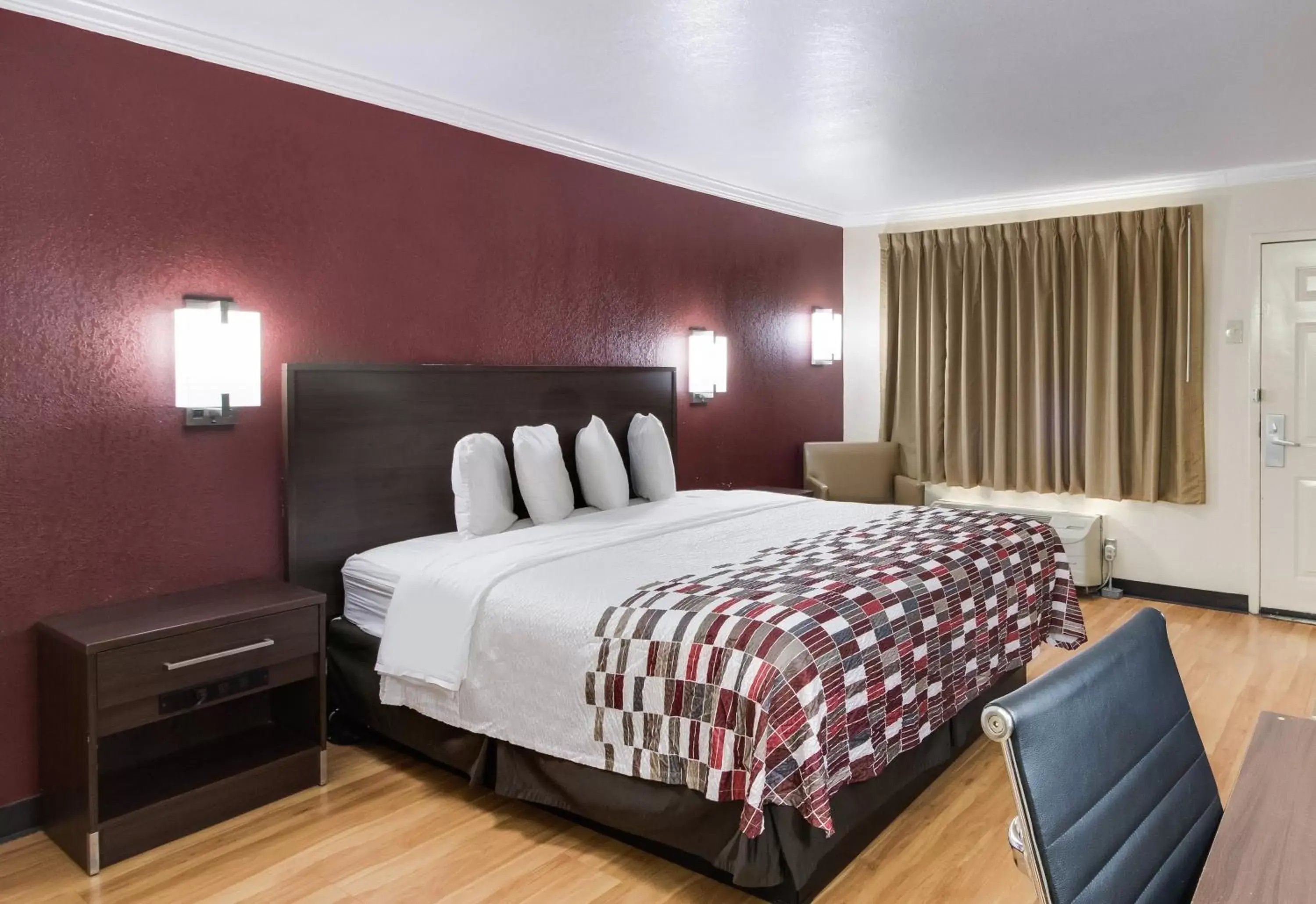 Photo of the whole room, Bed in Red Roof Inn & Suites Commerce - Athens