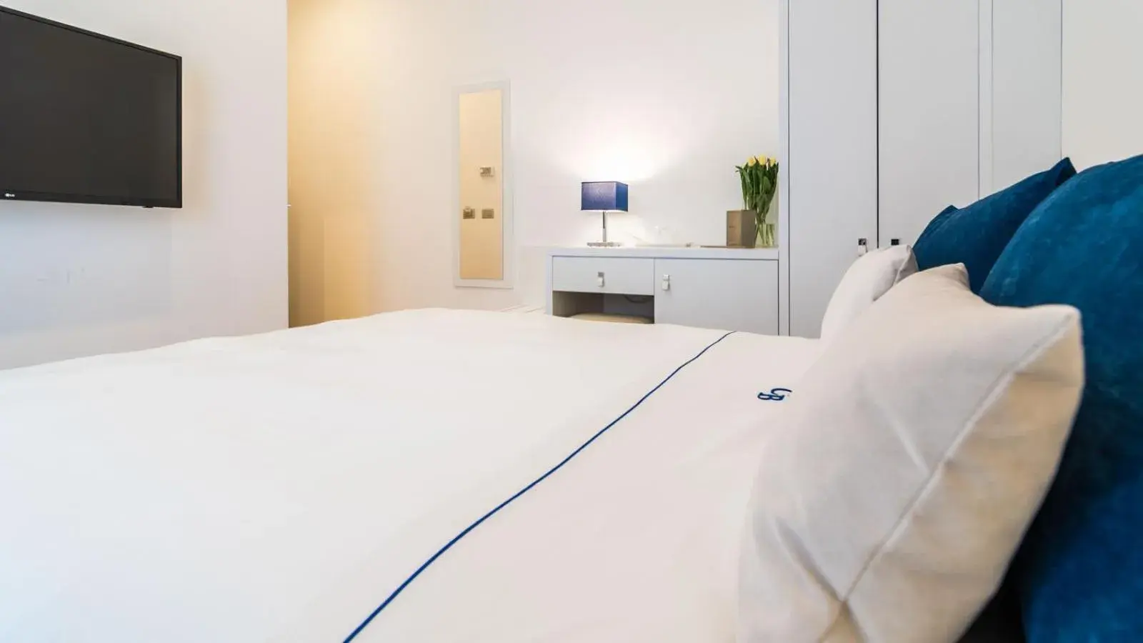 Small Double Room - single occupancy in Cafe Bleu Relais Small Double Room - single occupancy in Cafe Bleu Relais